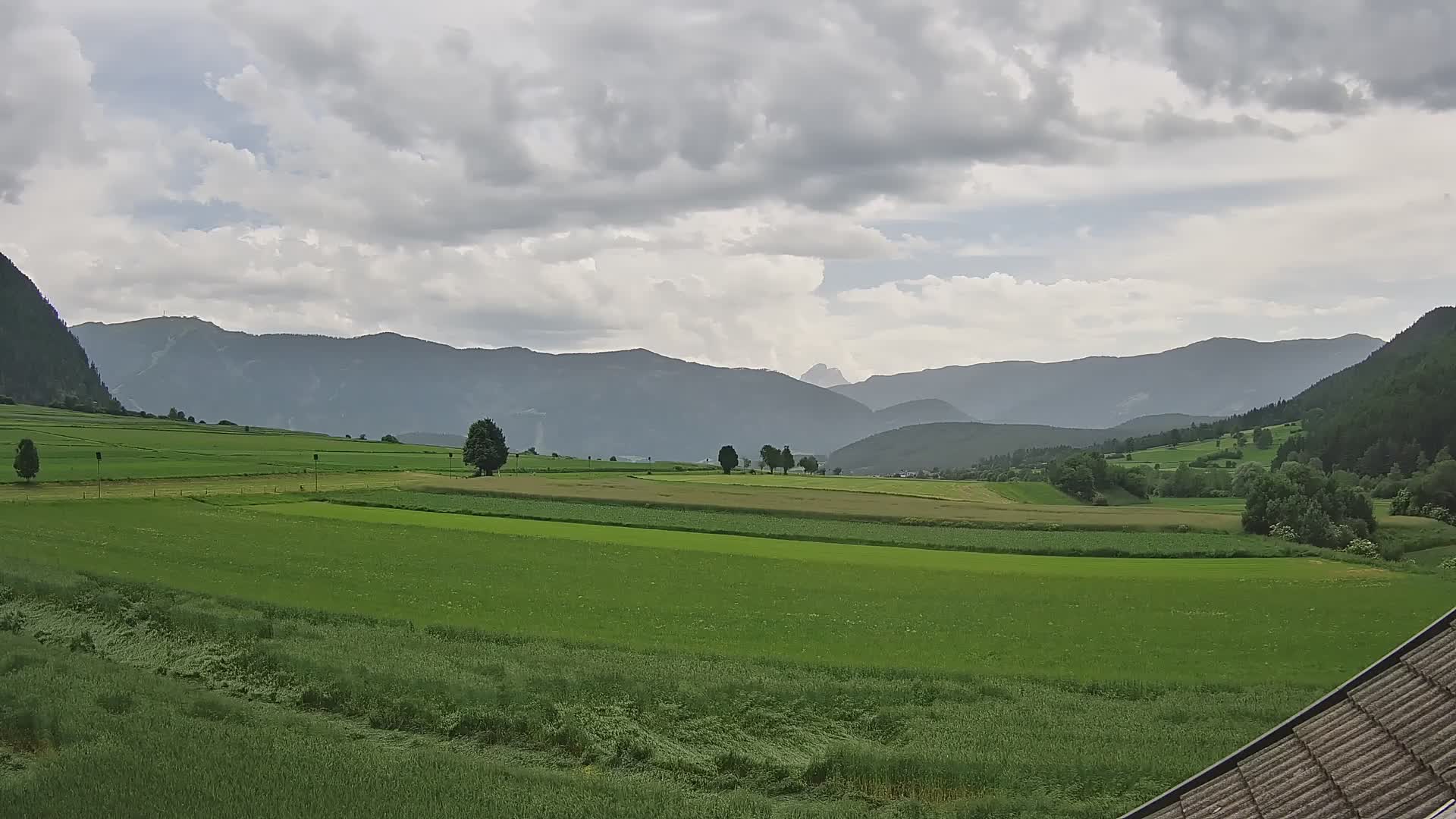 Gais | Vista dall’agriturismo Winklerhof verso Plan de Corones e le Dolomiti