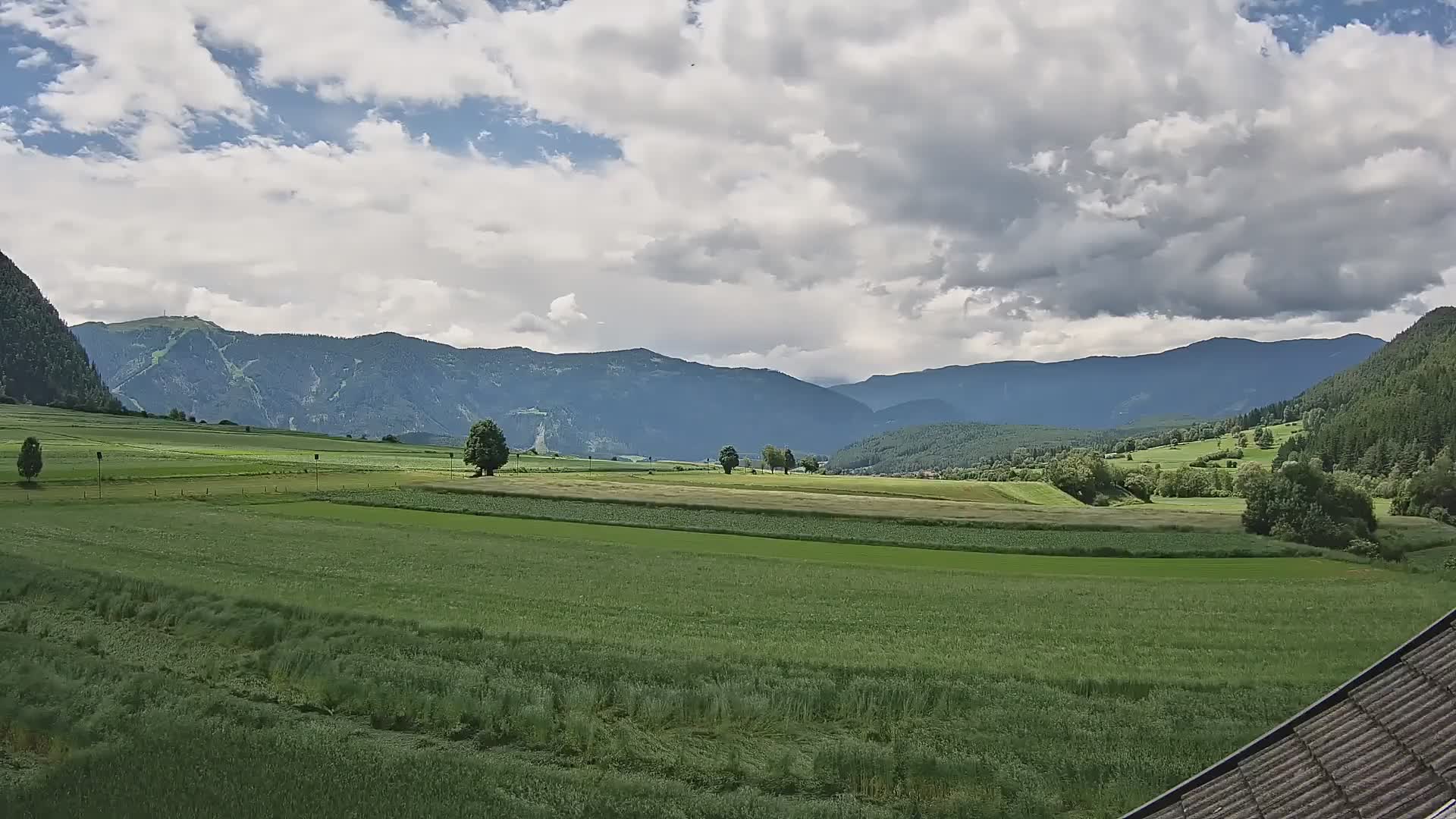 Gais | Vista dall’agriturismo Winklerhof verso Plan de Corones e le Dolomiti