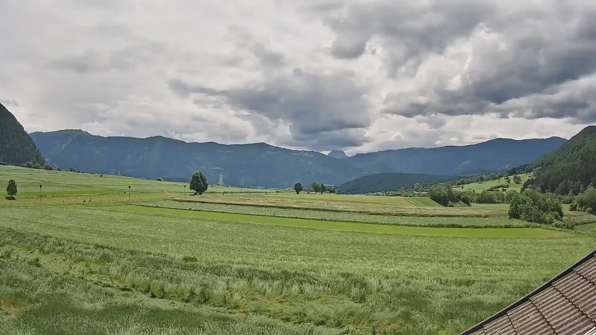 Gais | Vista dall’agriturismo Winklerhof verso Plan de Corones e le Dolomiti