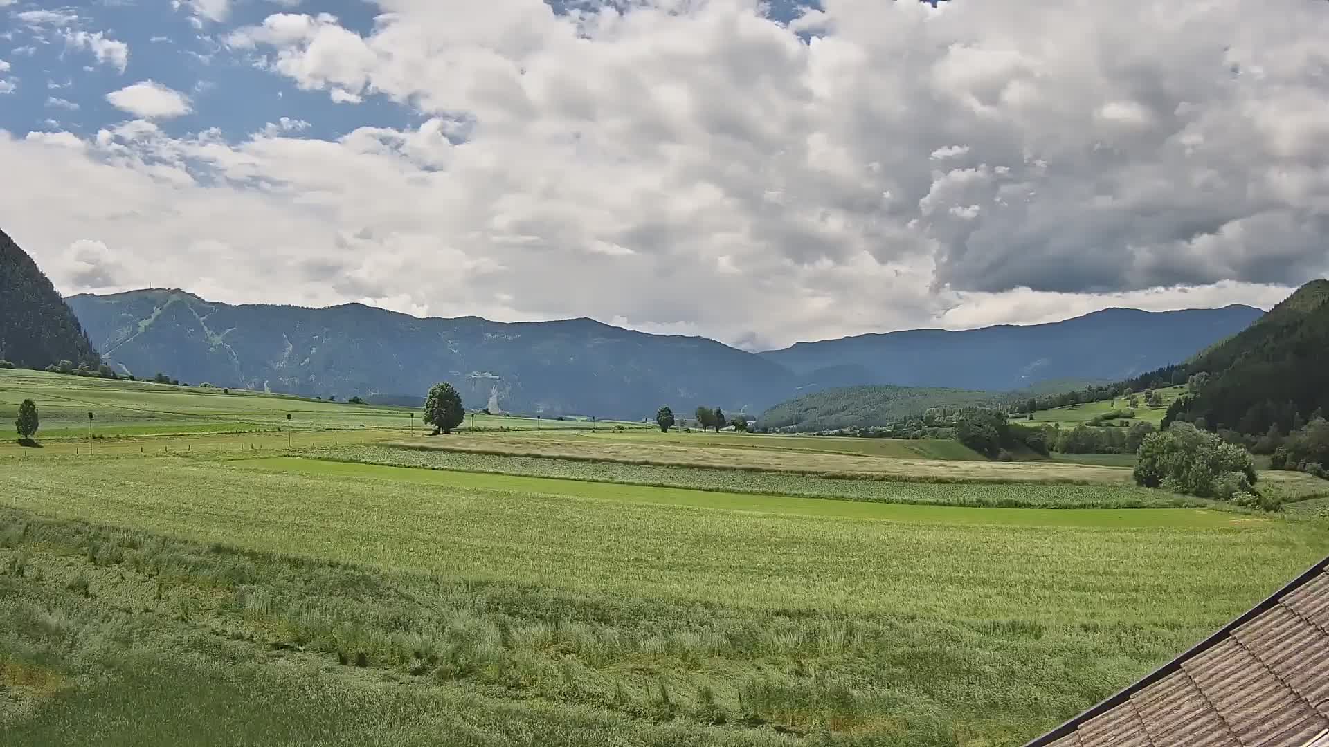 Gais | Vista dall’agriturismo Winklerhof verso Plan de Corones e le Dolomiti