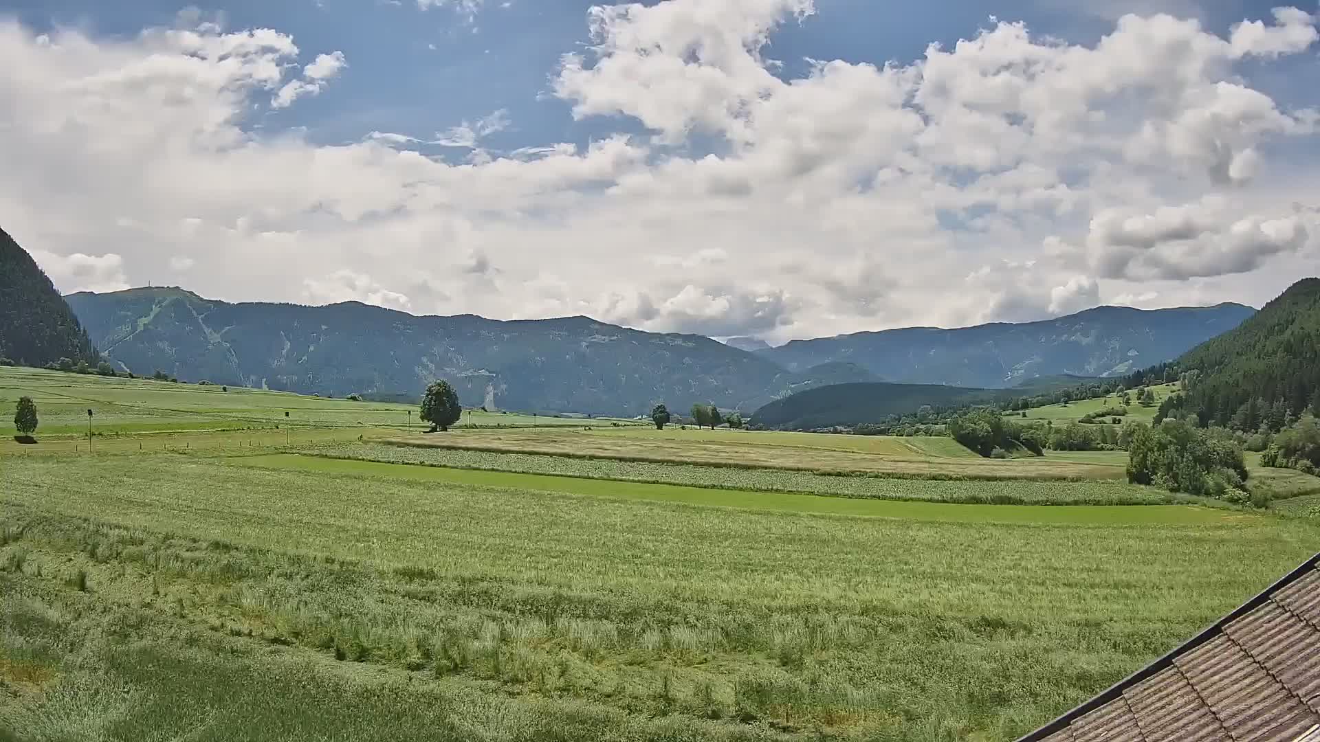 Gais | Vista dall’agriturismo Winklerhof verso Plan de Corones e le Dolomiti