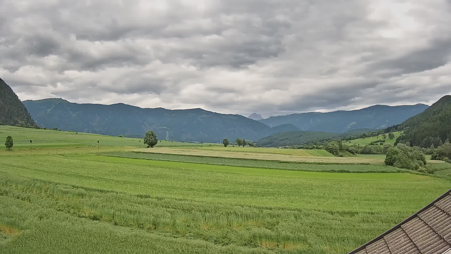 Gais | Vista dall’agriturismo Winklerhof verso Plan de Corones e le Dolomiti