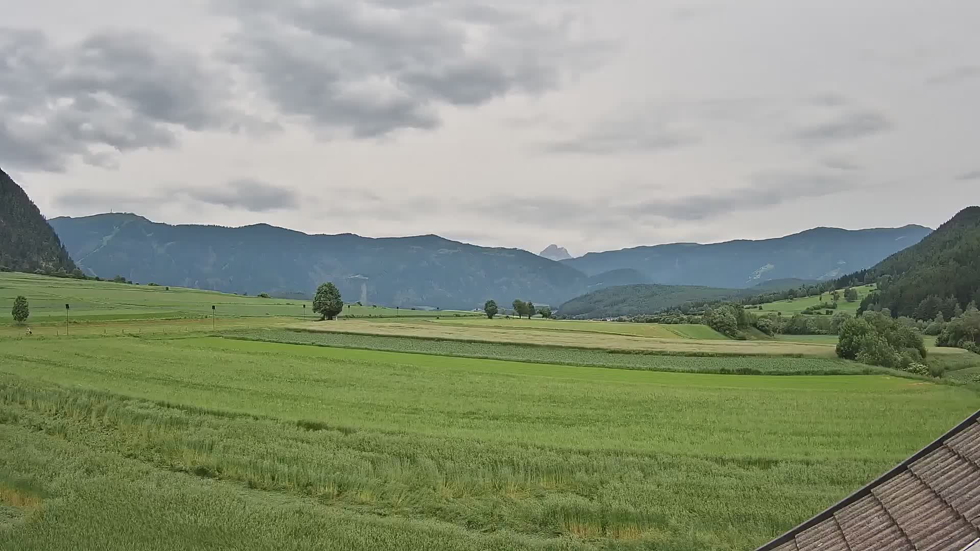 Gais | Vista dall’agriturismo Winklerhof verso Plan de Corones e le Dolomiti