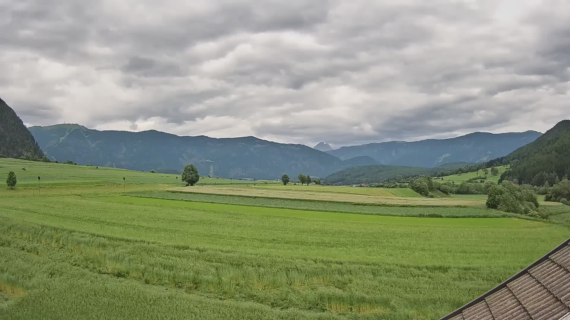 Gais | Vista dall’agriturismo Winklerhof verso Plan de Corones e le Dolomiti