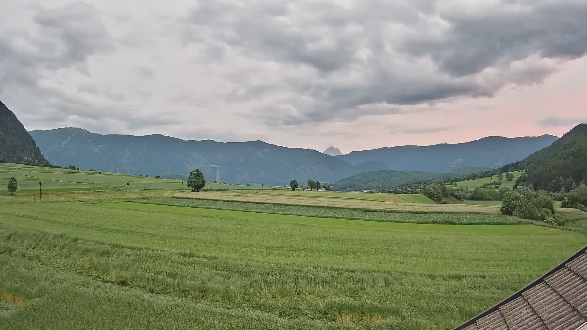 Gais | Vista dall’agriturismo Winklerhof verso Plan de Corones e le Dolomiti