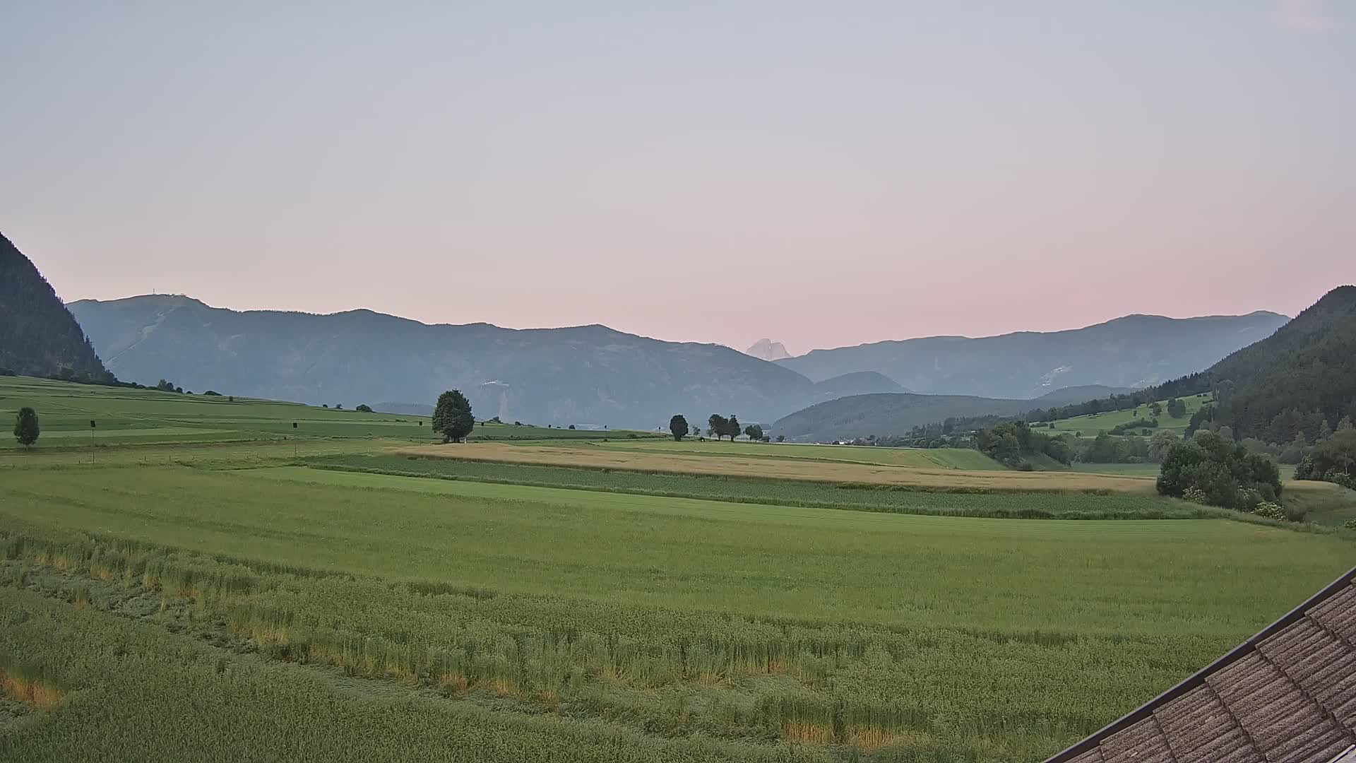 Gais | Vista dall’agriturismo Winklerhof verso Plan de Corones e le Dolomiti