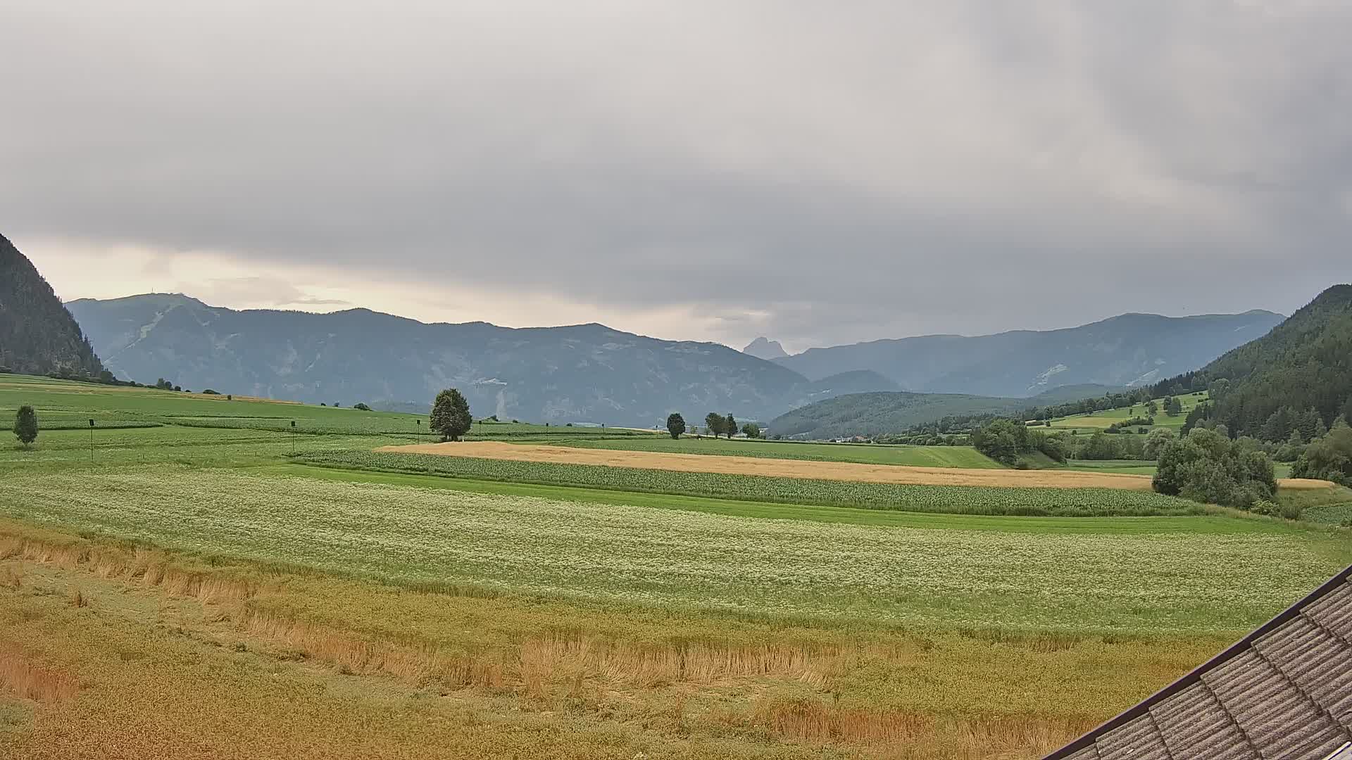 Gais | Vista dall’agriturismo Winklerhof verso Plan de Corones e le Dolomiti