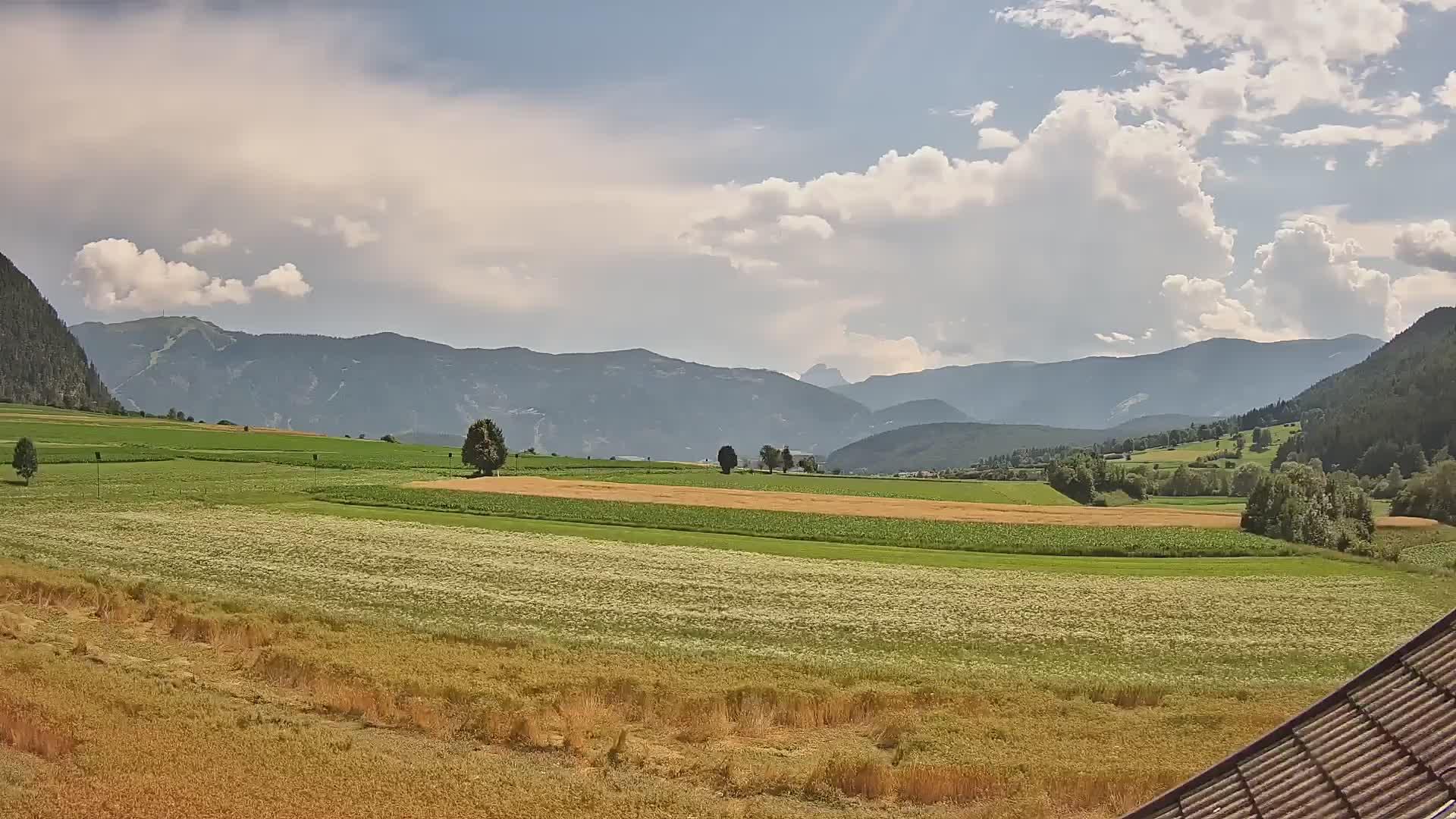 Gais | Vista dall’agriturismo Winklerhof verso Plan de Corones e le Dolomiti