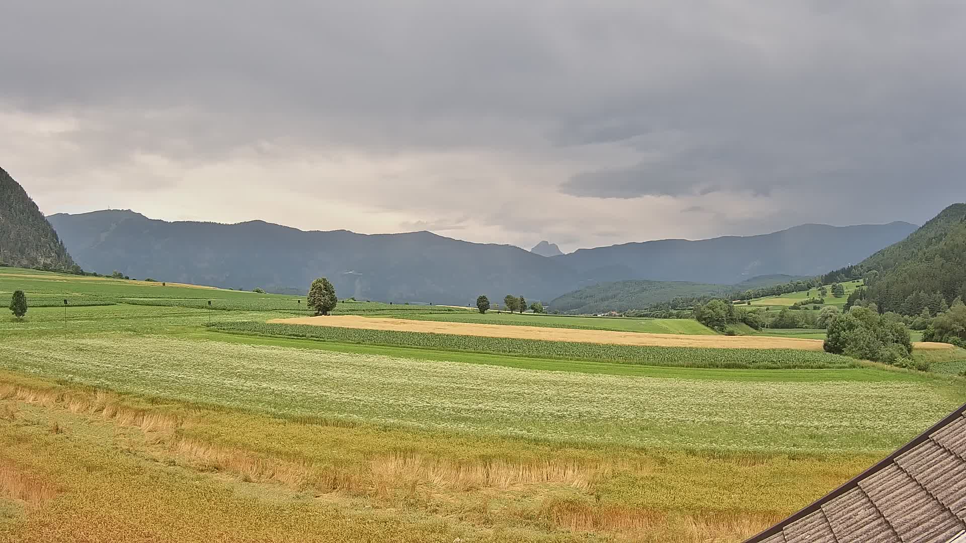 Gais | Vista dall’agriturismo Winklerhof verso Plan de Corones e le Dolomiti