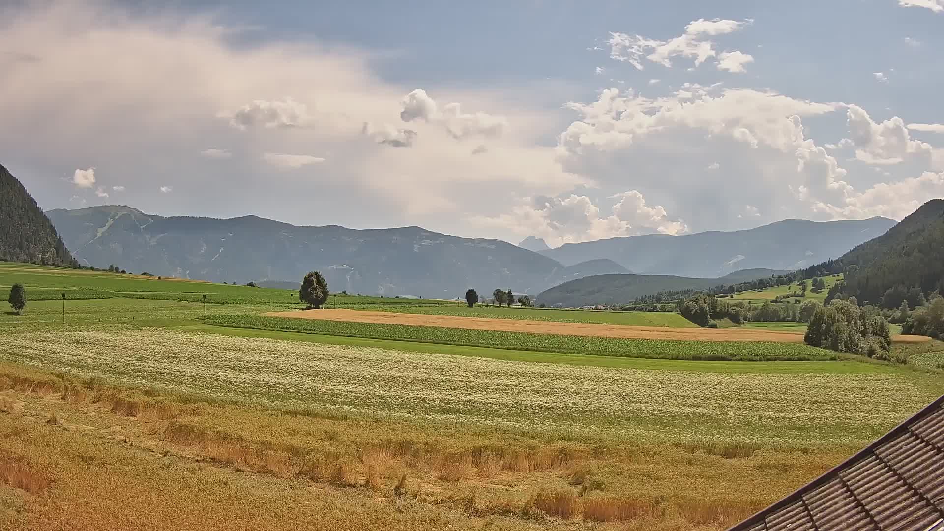 Gais | Vista dall’agriturismo Winklerhof verso Plan de Corones e le Dolomiti