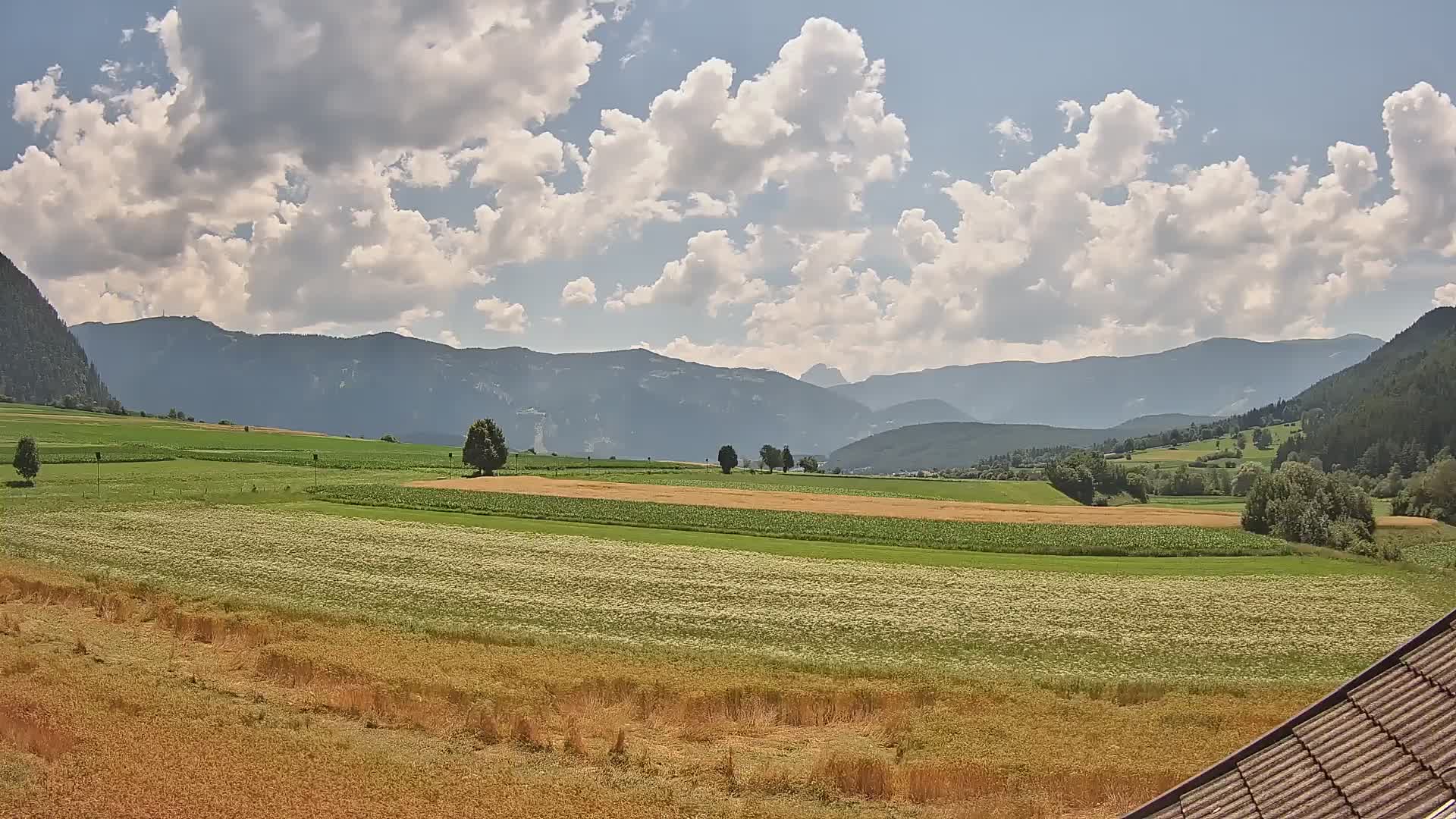 Gais | Vista dall’agriturismo Winklerhof verso Plan de Corones e le Dolomiti