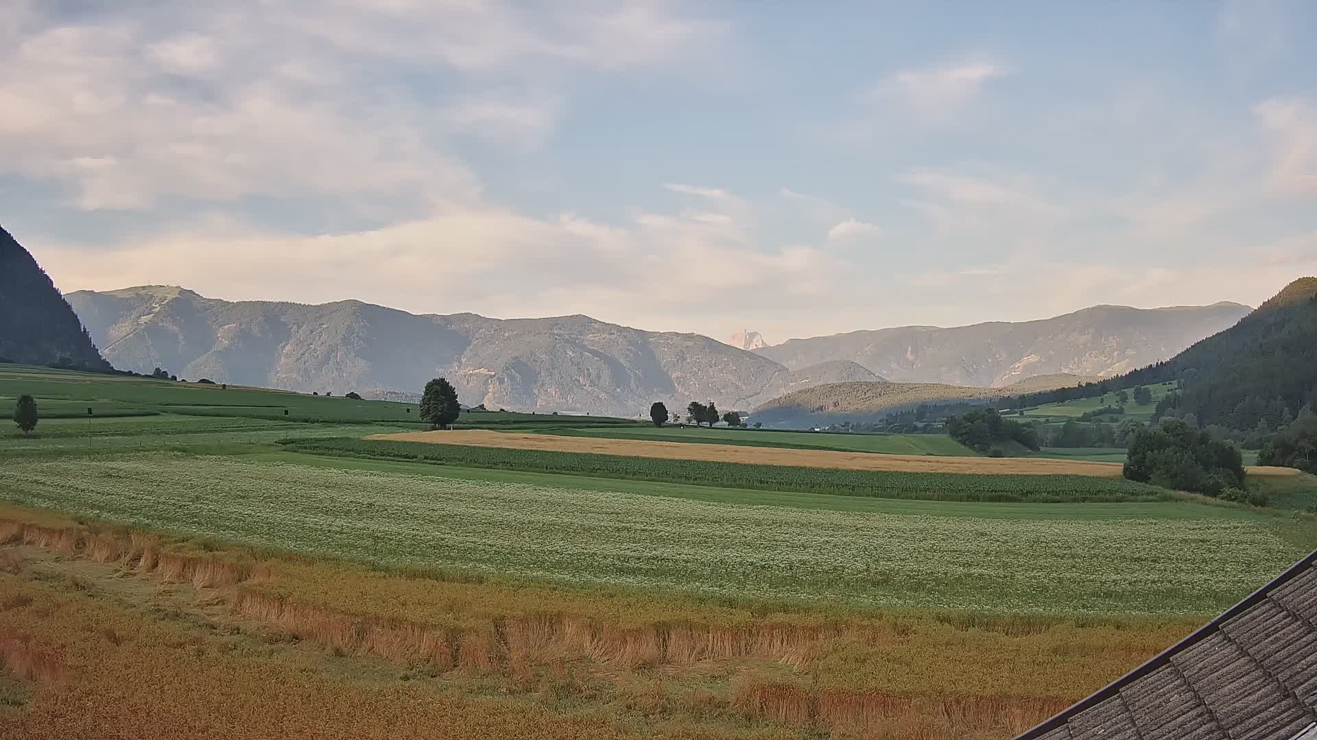 Gais | Vista dall’agriturismo Winklerhof verso Plan de Corones e le Dolomiti