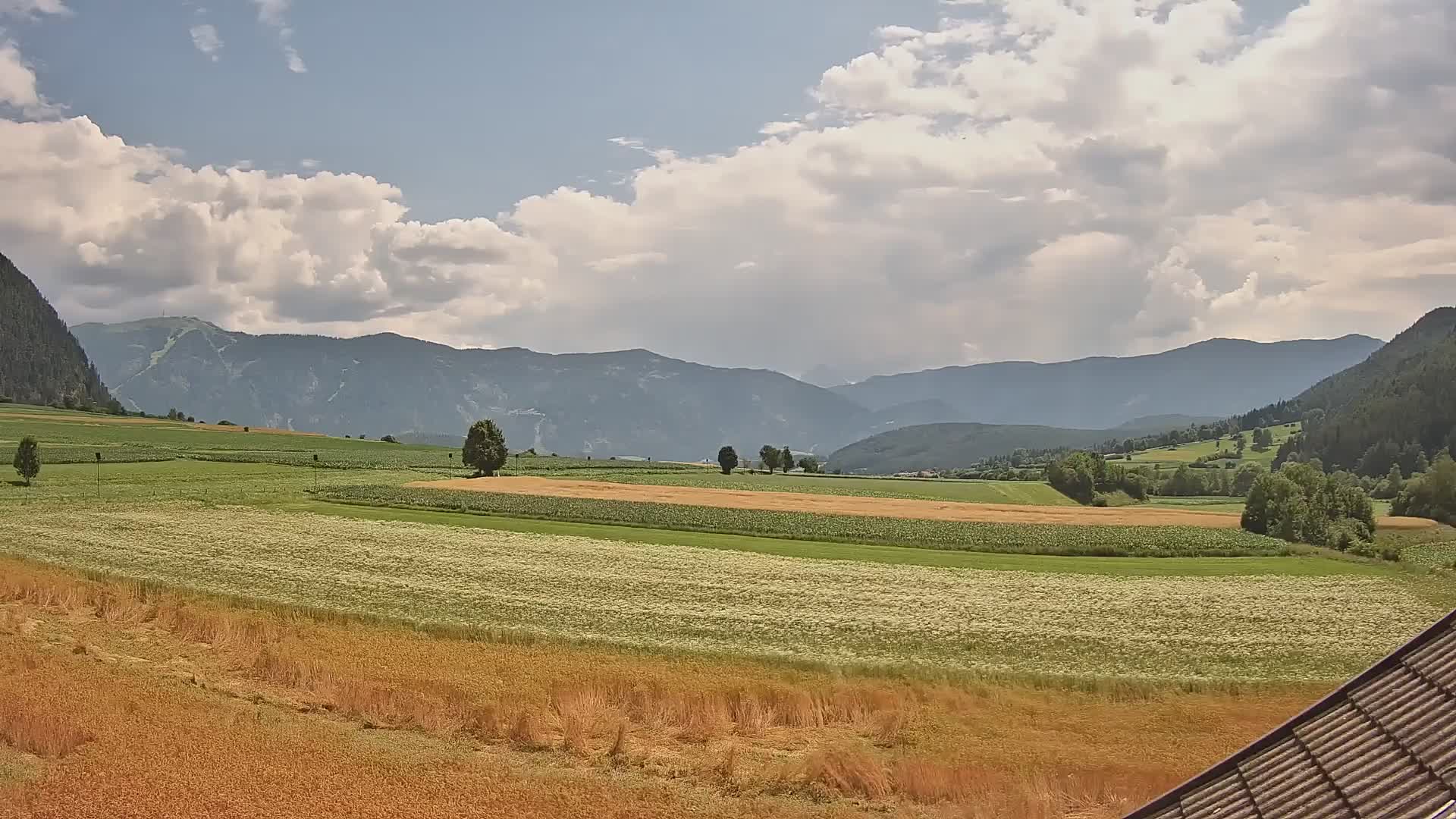 Gais | Vista dall’agriturismo Winklerhof verso Plan de Corones e le Dolomiti