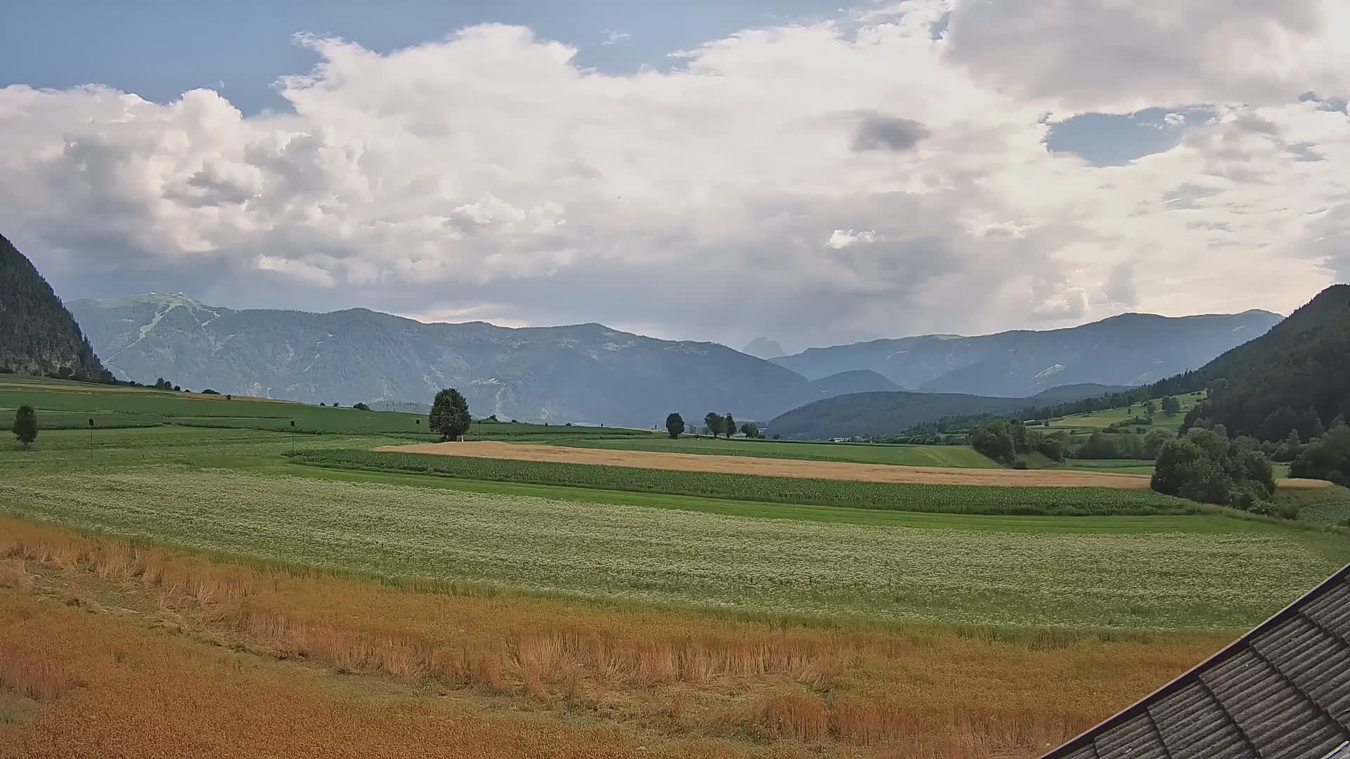 Gais | Vista dall’agriturismo Winklerhof verso Plan de Corones e le Dolomiti