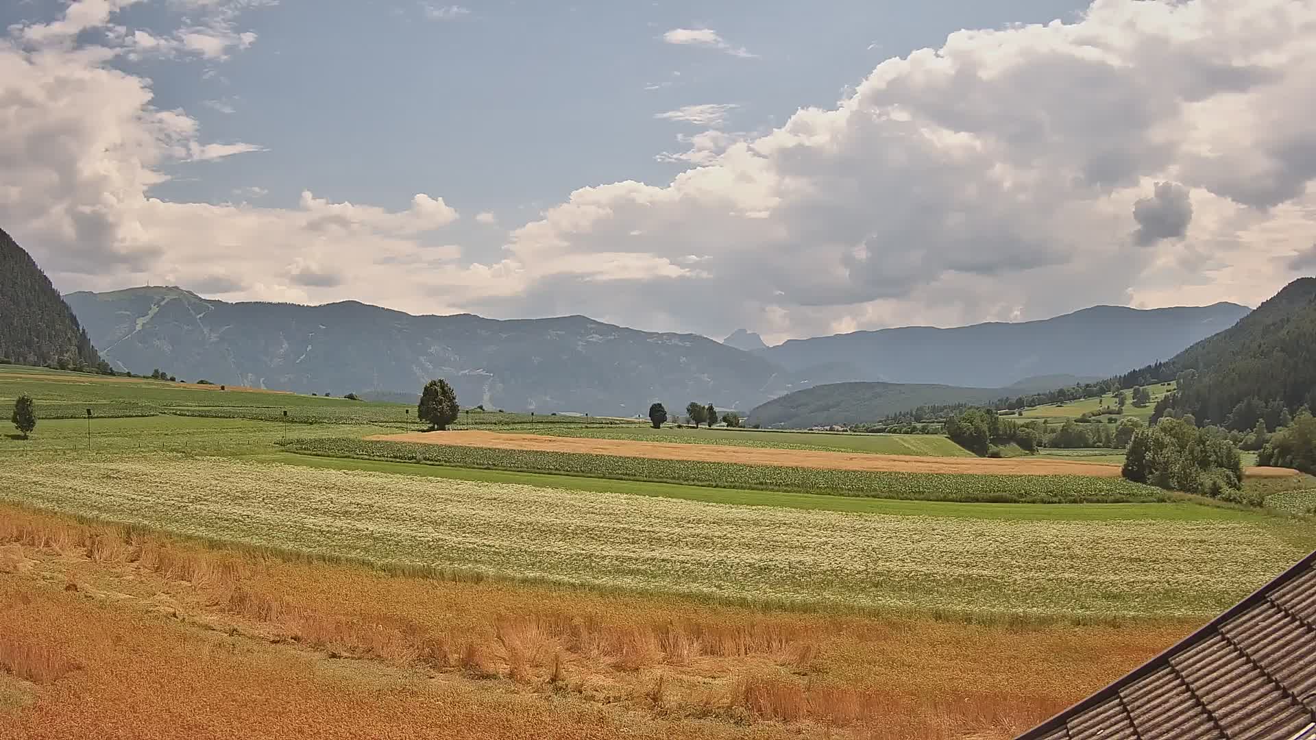 Gais | Vista dall’agriturismo Winklerhof verso Plan de Corones e le Dolomiti