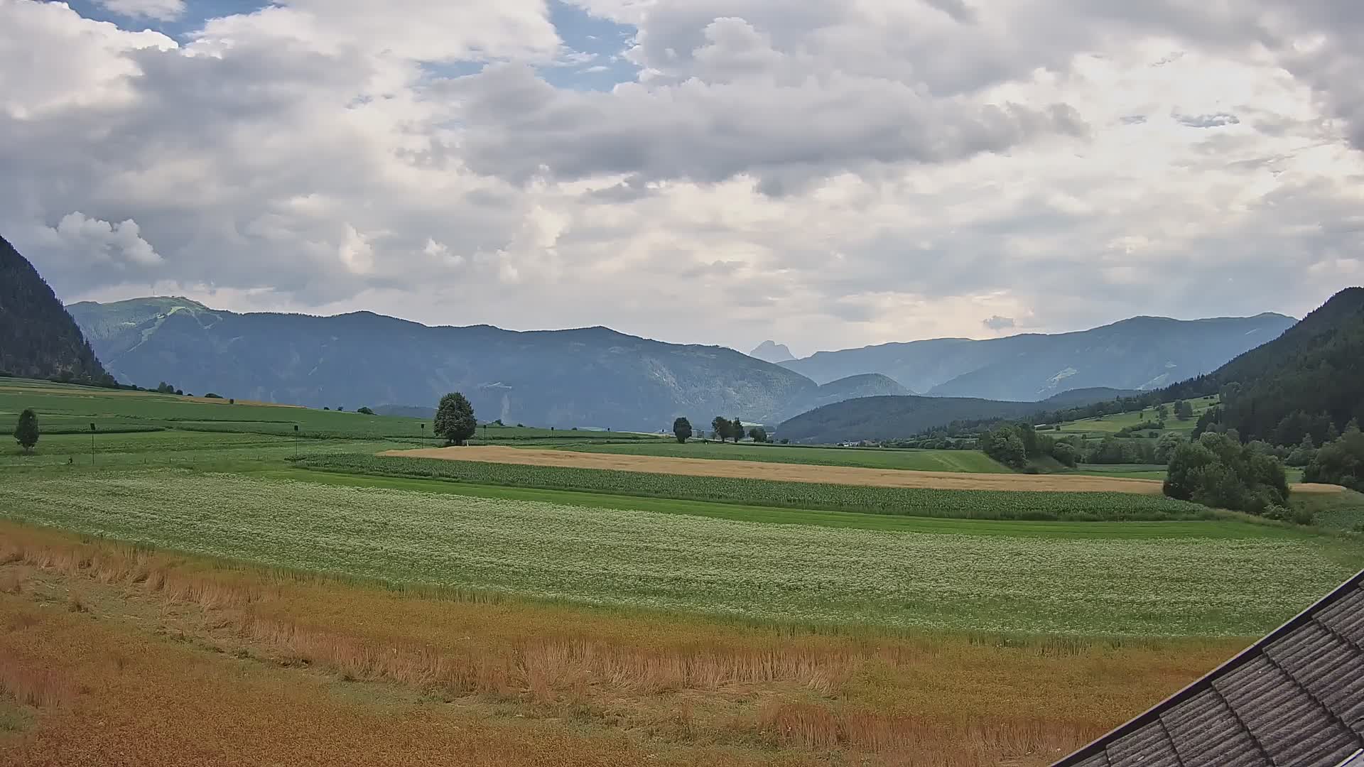 Gais | Vista dall’agriturismo Winklerhof verso Plan de Corones e le Dolomiti