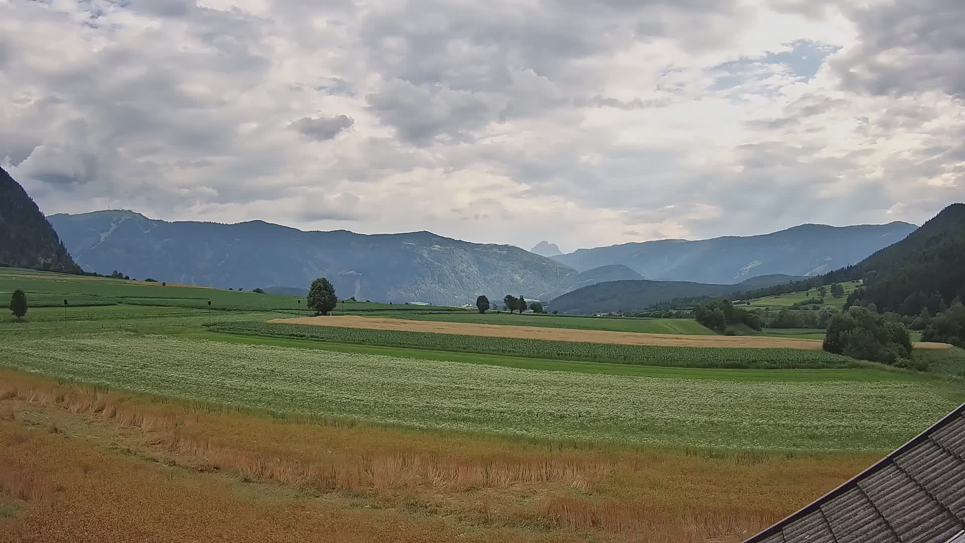 Gais | Vista dall’agriturismo Winklerhof verso Plan de Corones e le Dolomiti