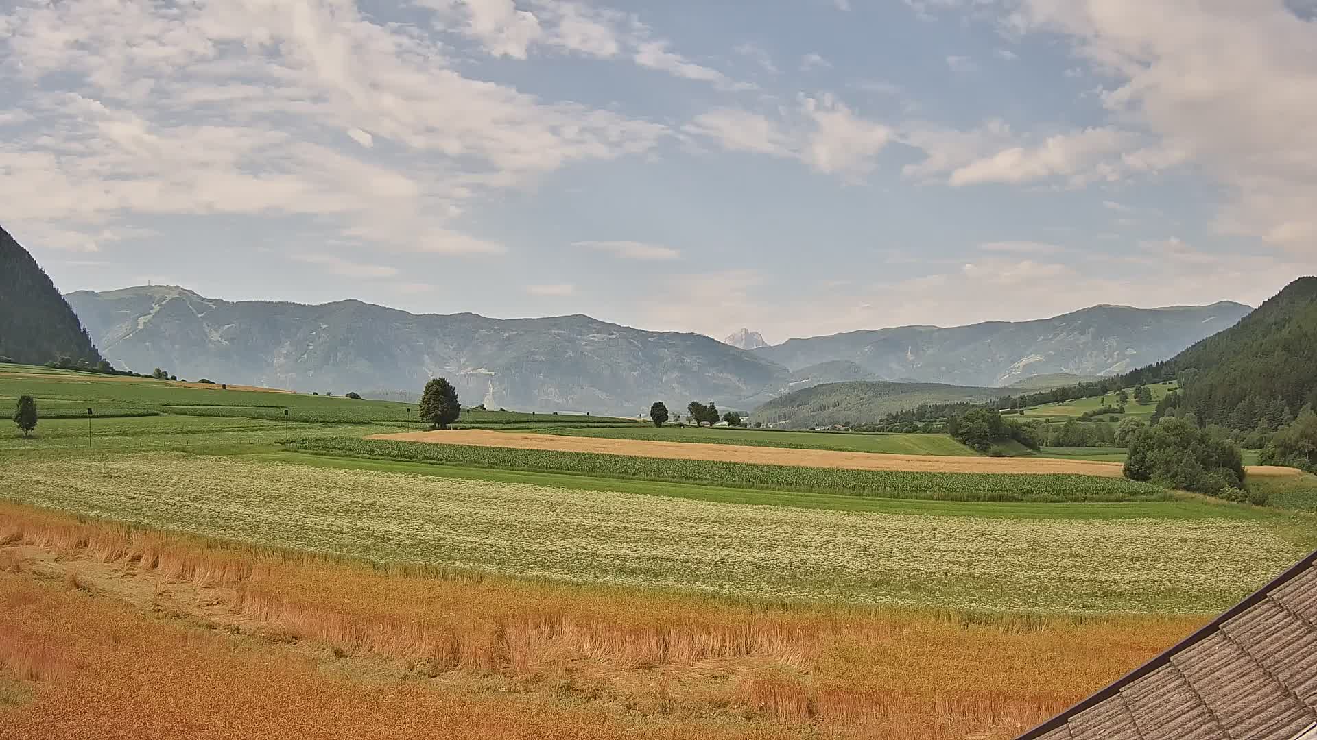 Gais | Vista dall’agriturismo Winklerhof verso Plan de Corones e le Dolomiti