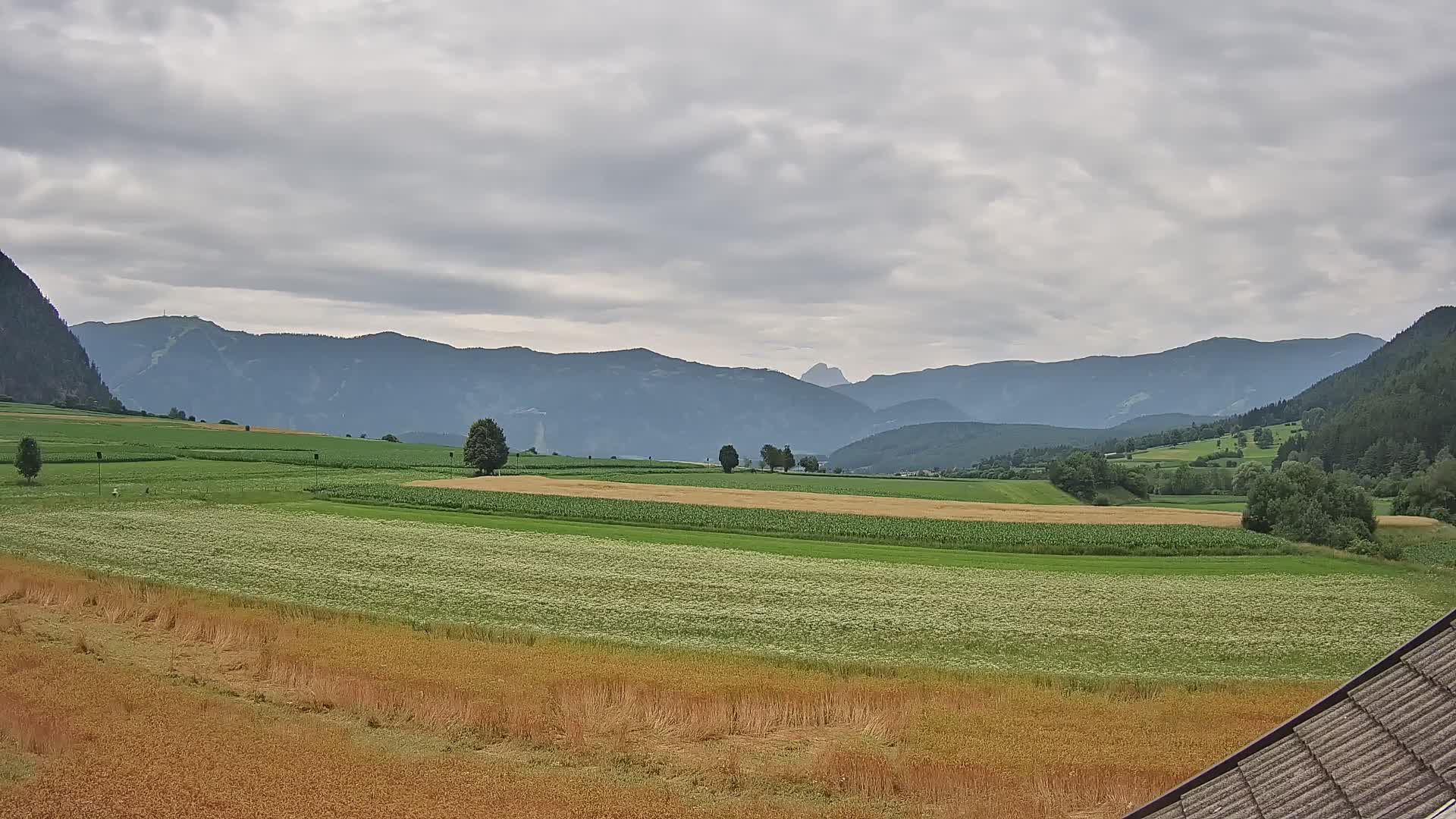 Gais | Vista dall’agriturismo Winklerhof verso Plan de Corones e le Dolomiti