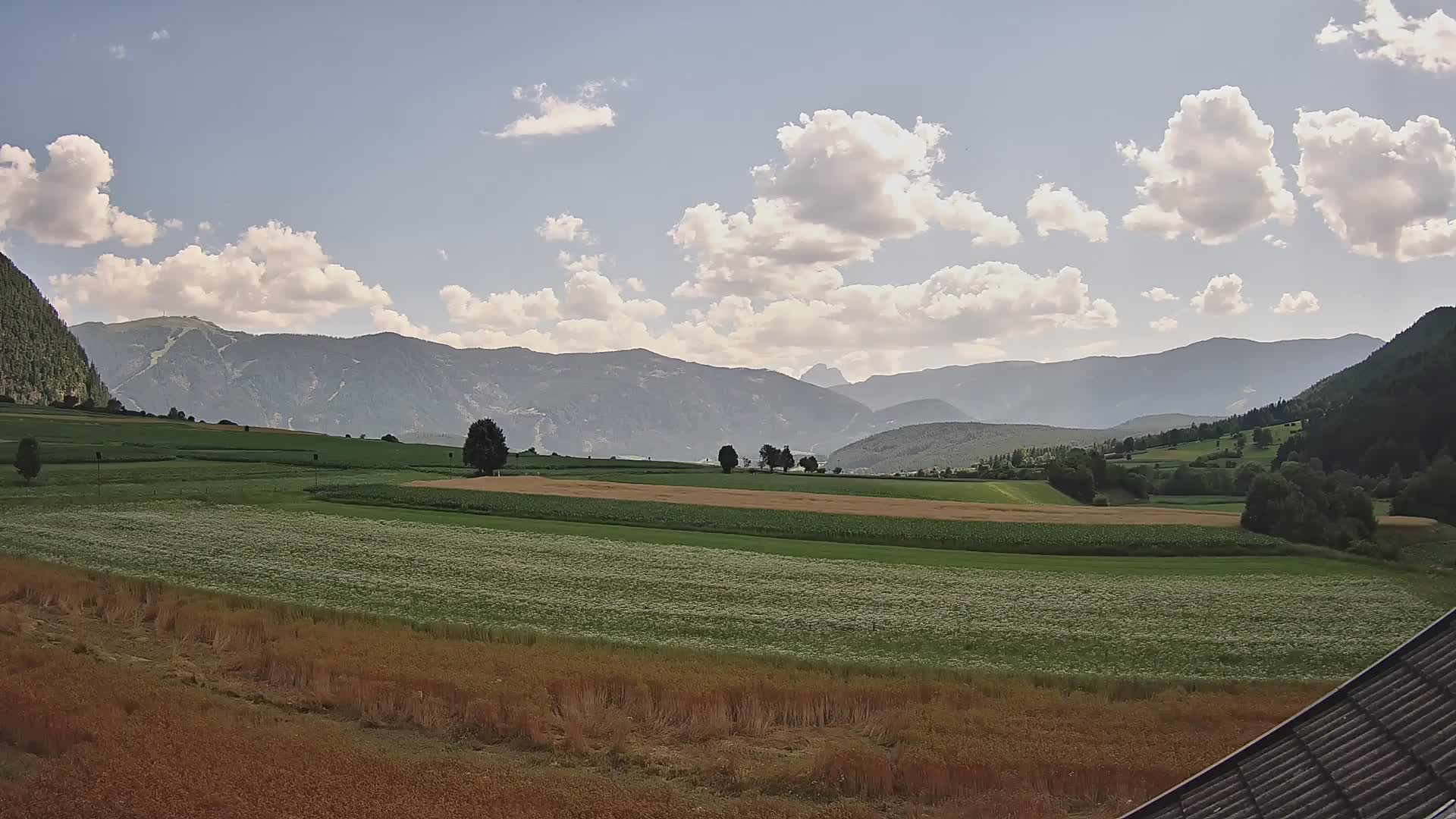 Gais | Vista dall’agriturismo Winklerhof verso Plan de Corones e le Dolomiti
