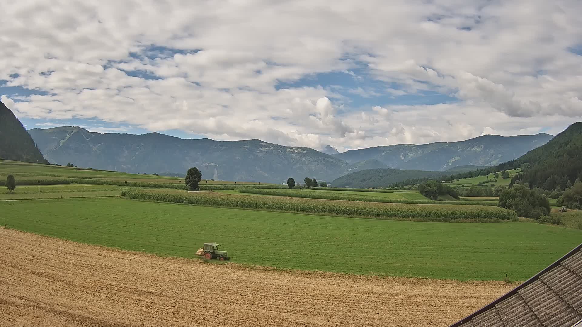 Gais | Vista dall’agriturismo Winklerhof verso Plan de Corones e le Dolomiti