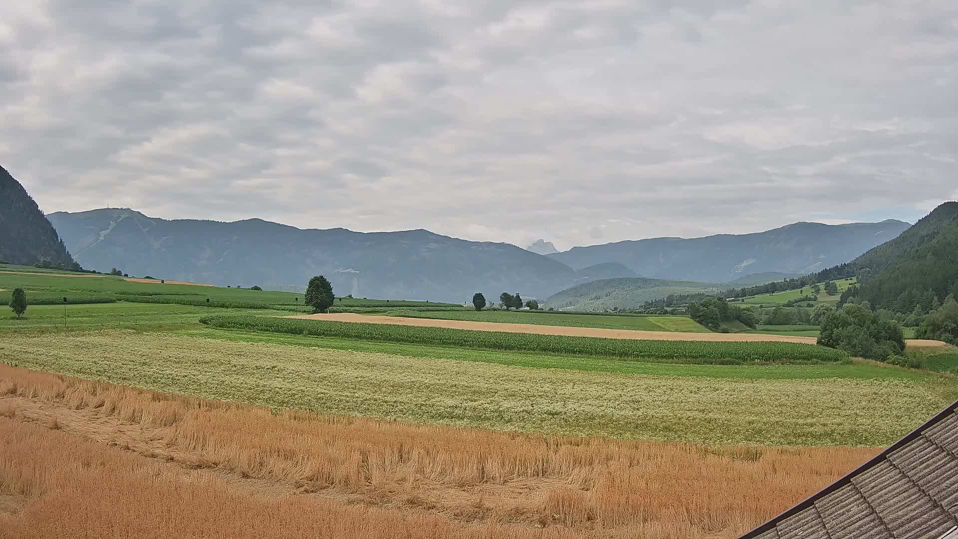 Gais | Vista dall’agriturismo Winklerhof verso Plan de Corones e le Dolomiti