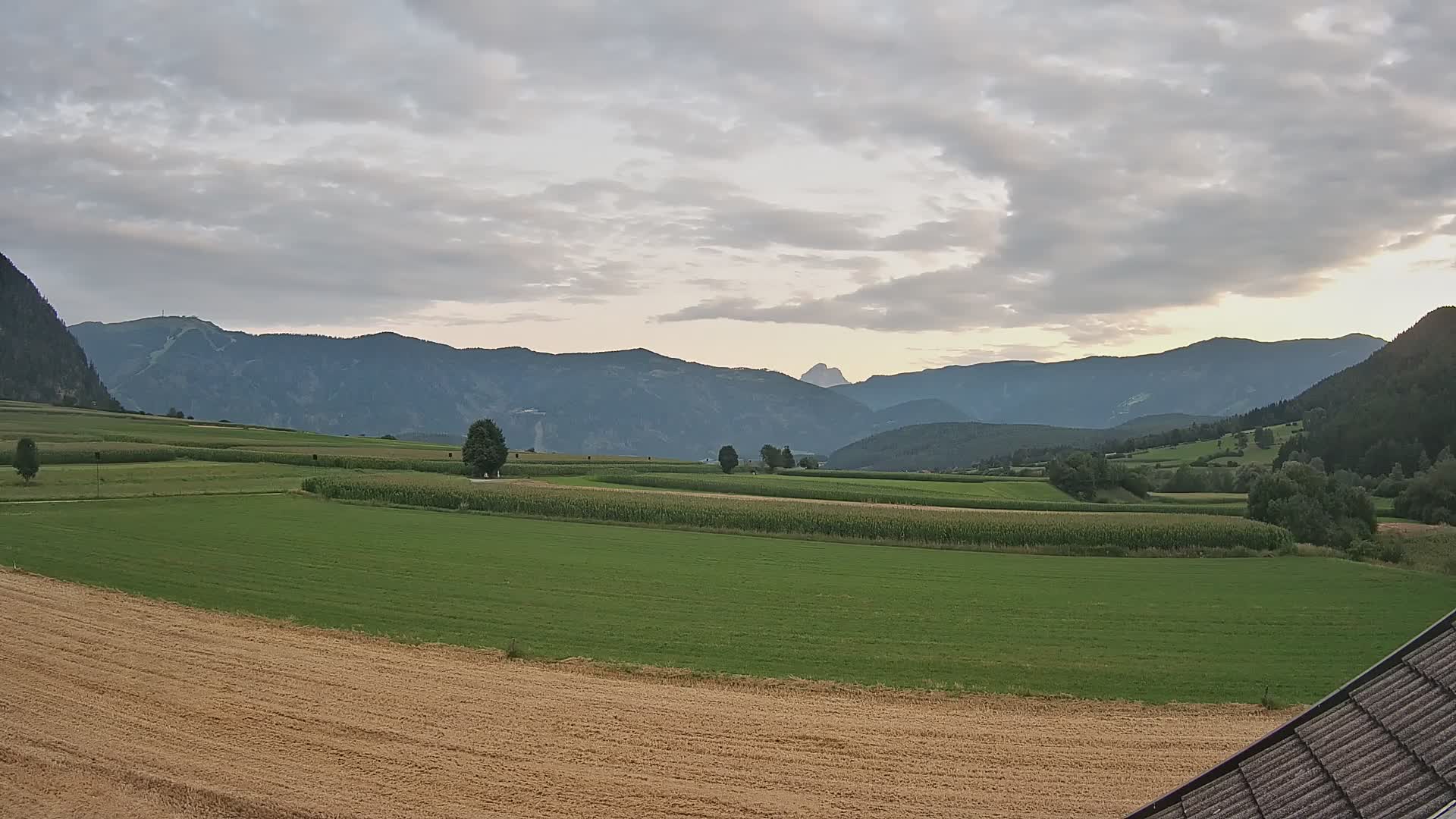 Gais | Vista dall’agriturismo Winklerhof verso Plan de Corones e le Dolomiti