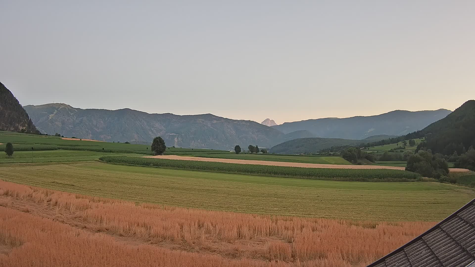 Gais | Vista dall’agriturismo Winklerhof verso Plan de Corones e le Dolomiti