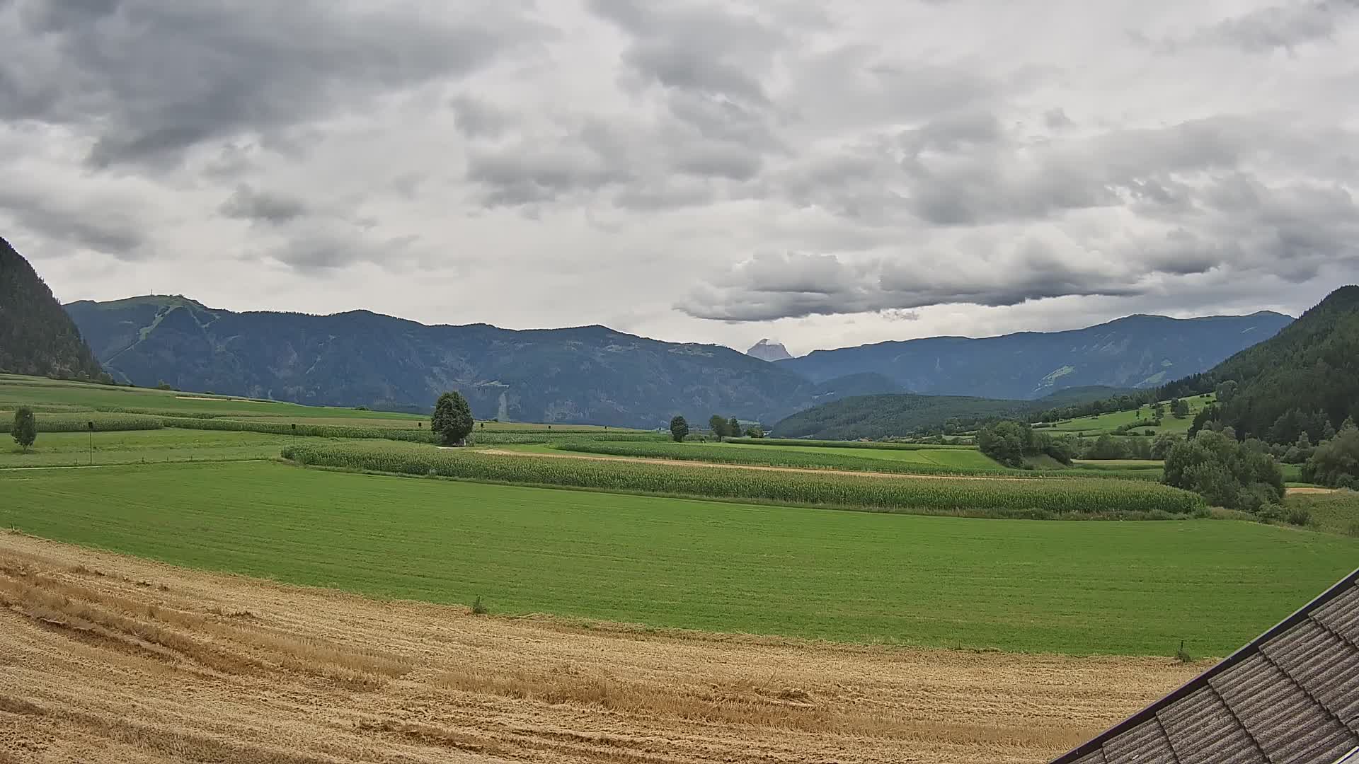Gais | Vista dall’agriturismo Winklerhof verso Plan de Corones e le Dolomiti