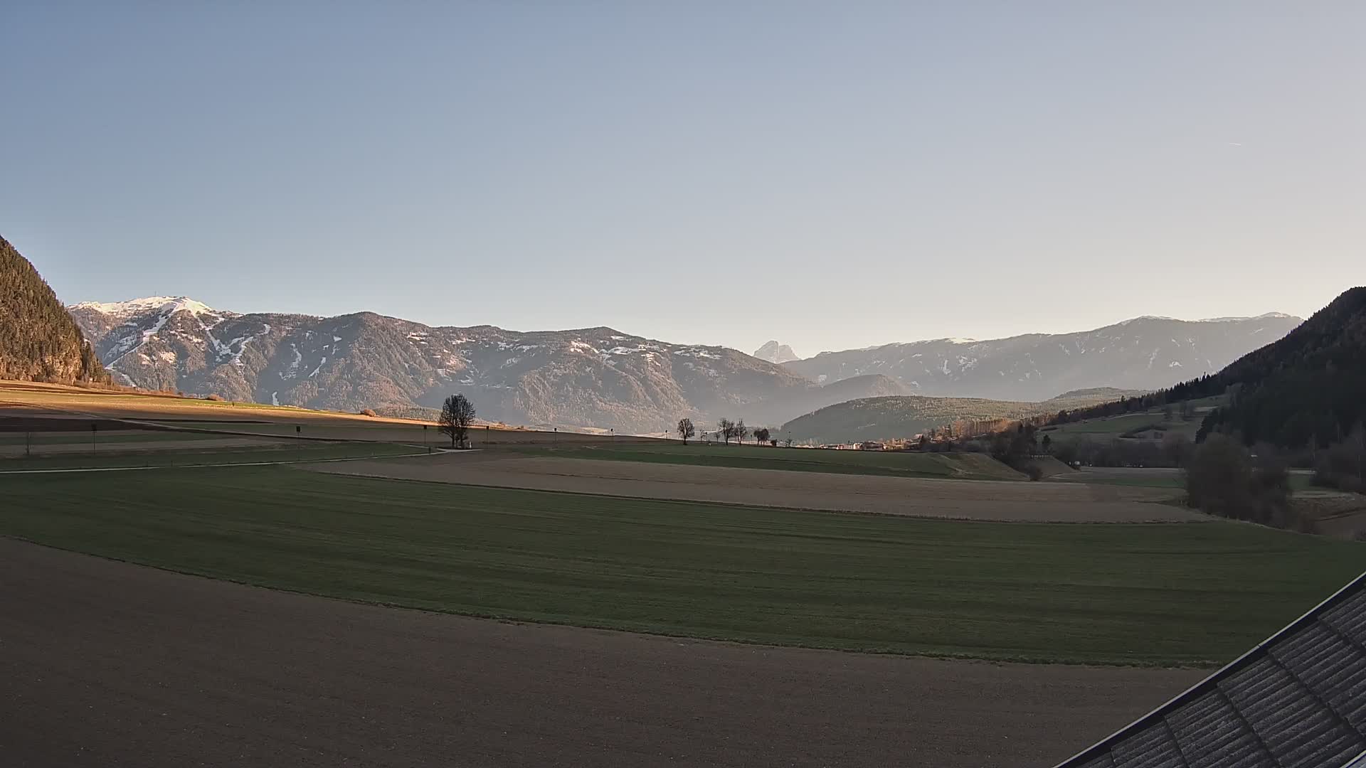 Gais | Vista dall’agriturismo Winklerhof verso Plan de Corones e le Dolomiti
