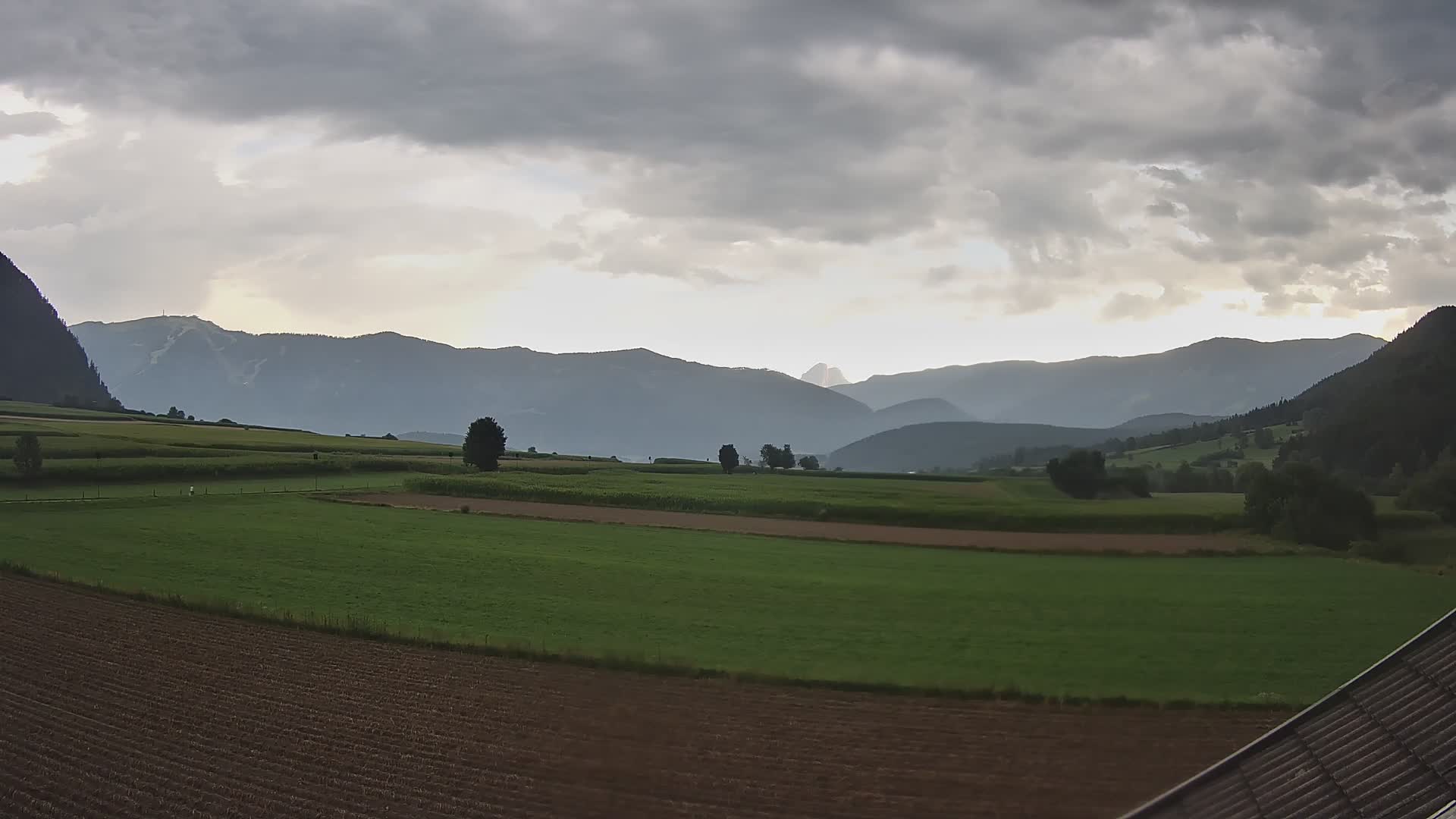 Gais | Vista dall’agriturismo Winklerhof verso Plan de Corones e le Dolomiti