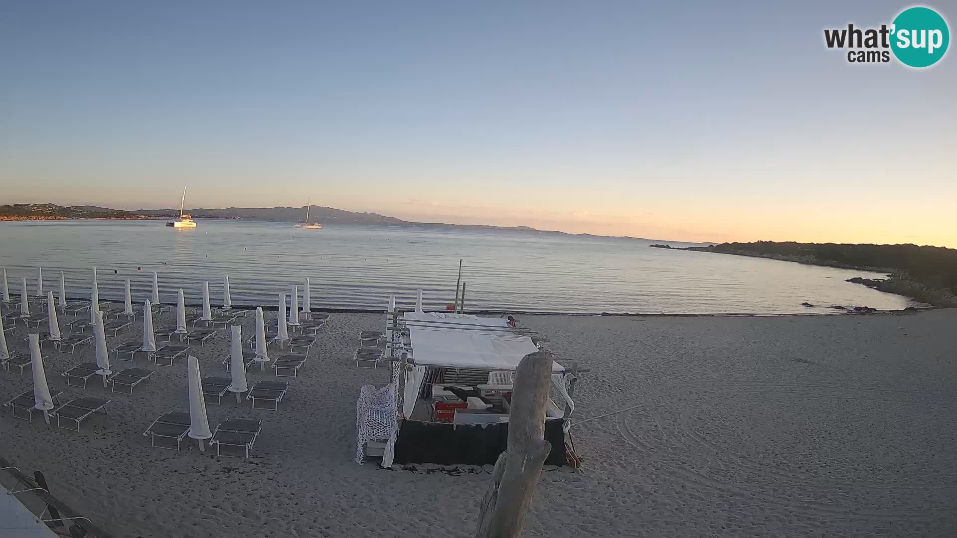 V živo plaža Cala Sabina – spletna kamera Golfo Aranci – Sardinija