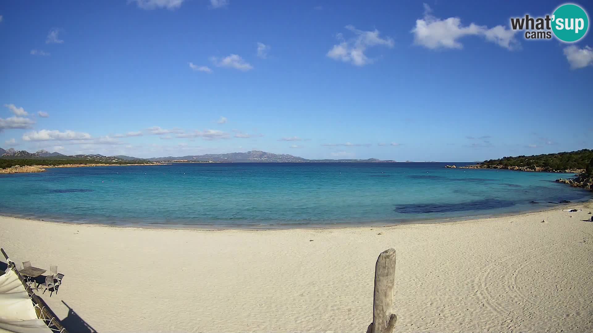 V živo plaža Cala Sabina – spletna kamera Golfo Aranci – Sardinija