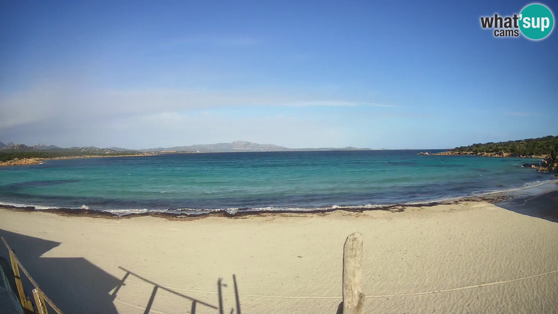 V živo plaža Cala Sabina – spletna kamera Golfo Aranci – Sardinija