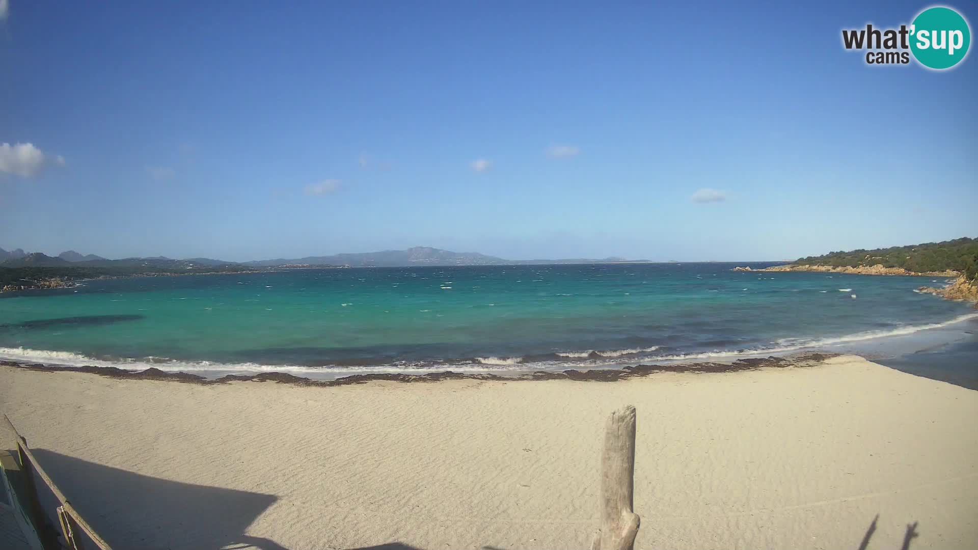 V živo plaža Cala Sabina – spletna kamera Golfo Aranci – Sardinija