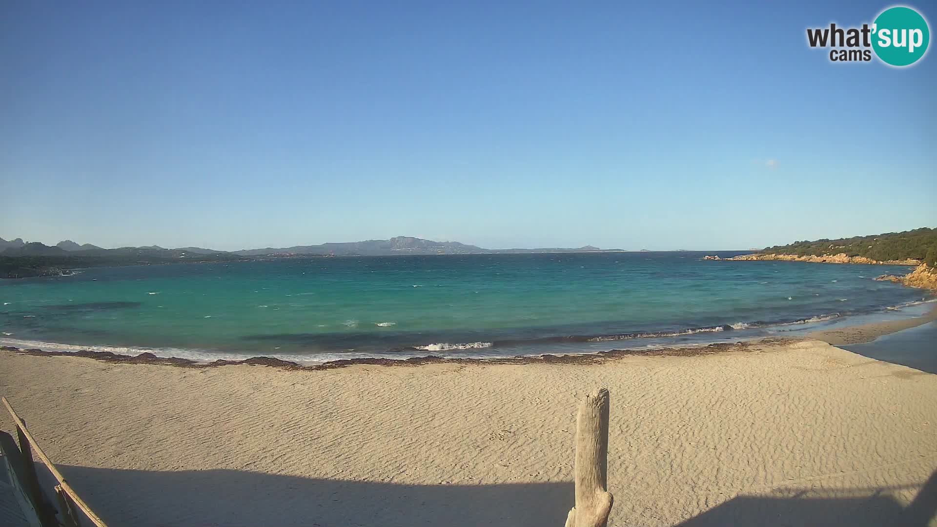 V živo plaža Cala Sabina – spletna kamera Golfo Aranci – Sardinija