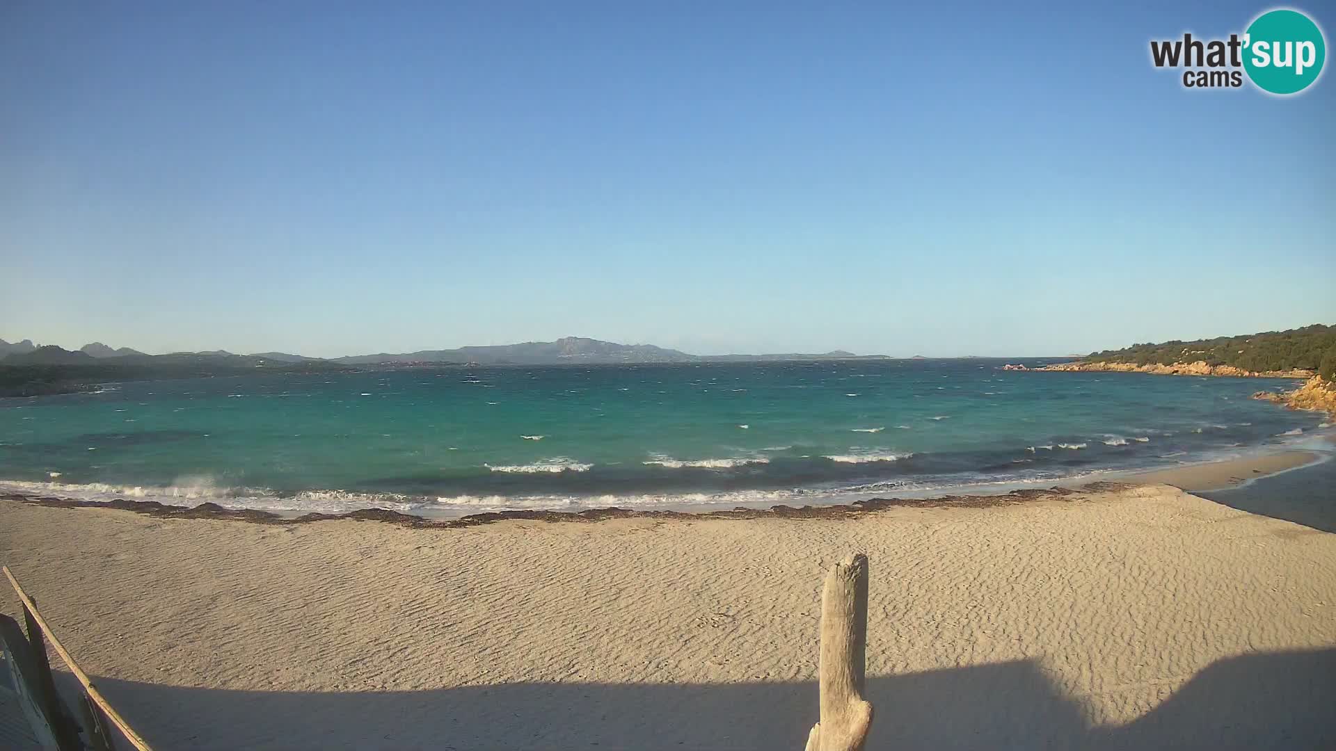 V živo plaža Cala Sabina – spletna kamera Golfo Aranci – Sardinija