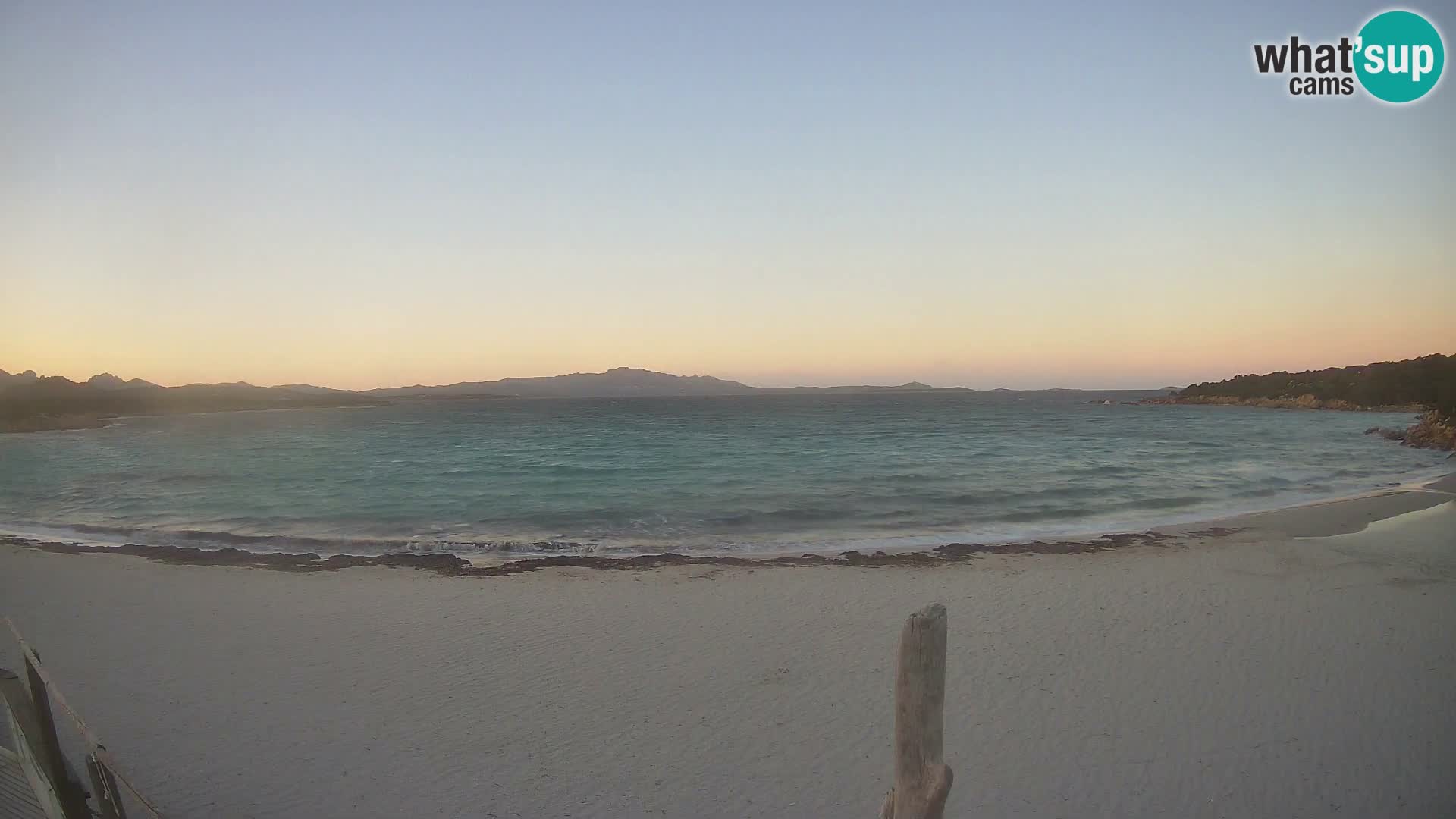 V živo plaža Cala Sabina – spletna kamera Golfo Aranci – Sardinija