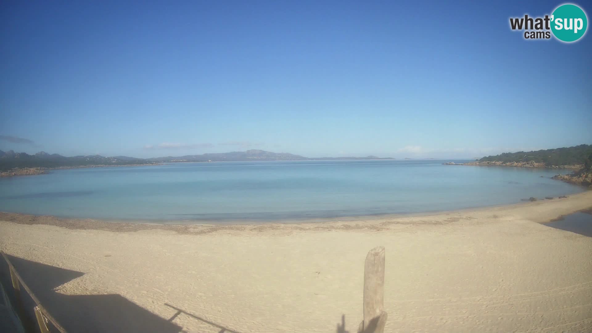 V živo plaža Cala Sabina – spletna kamera Golfo Aranci – Sardinija