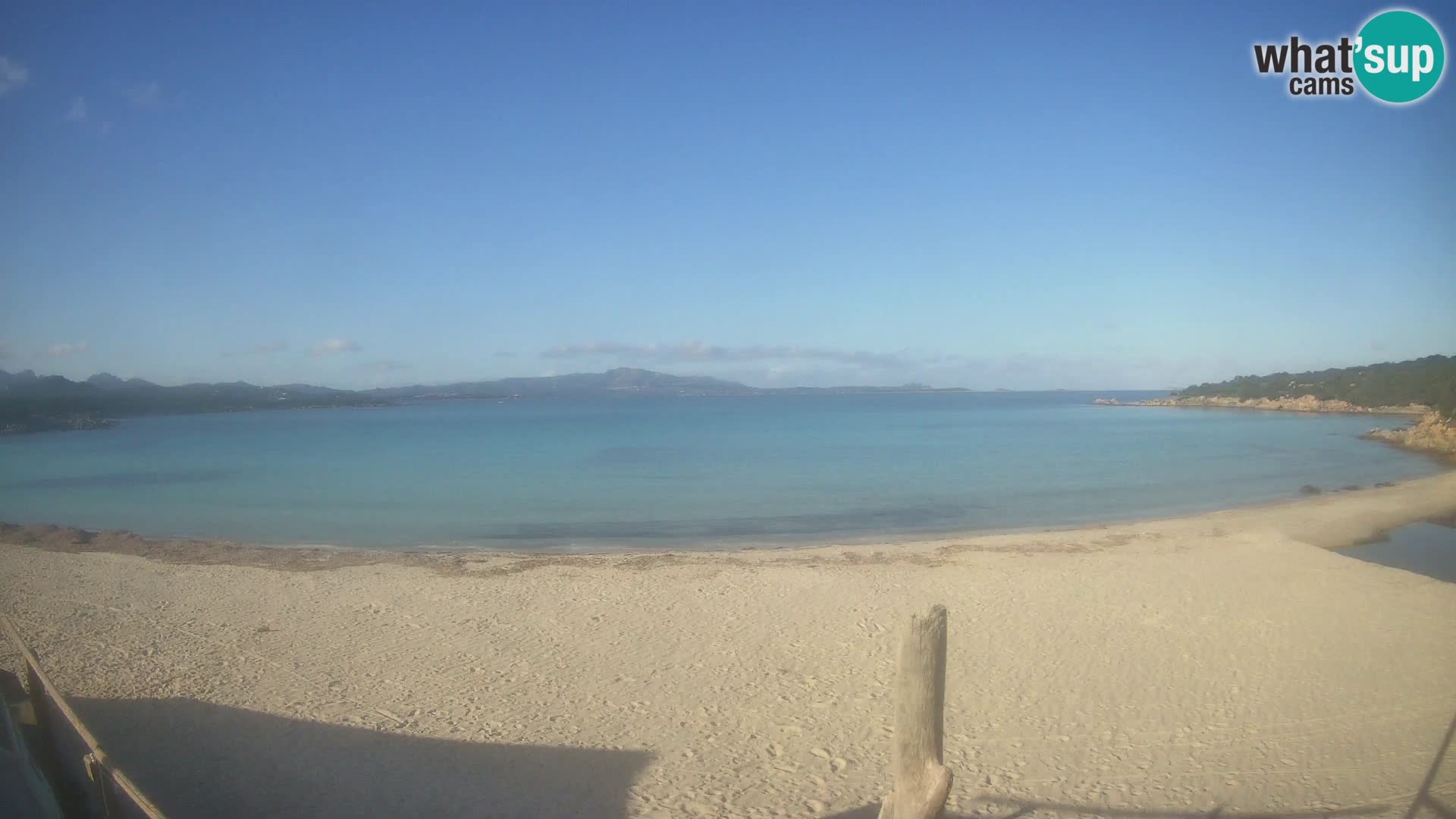 V živo plaža Cala Sabina – spletna kamera Golfo Aranci – Sardinija