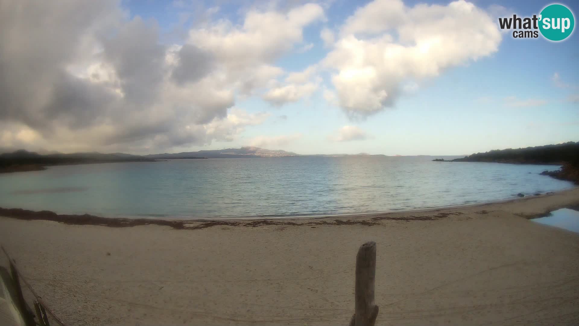 V živo plaža Cala Sabina – spletna kamera Golfo Aranci – Sardinija