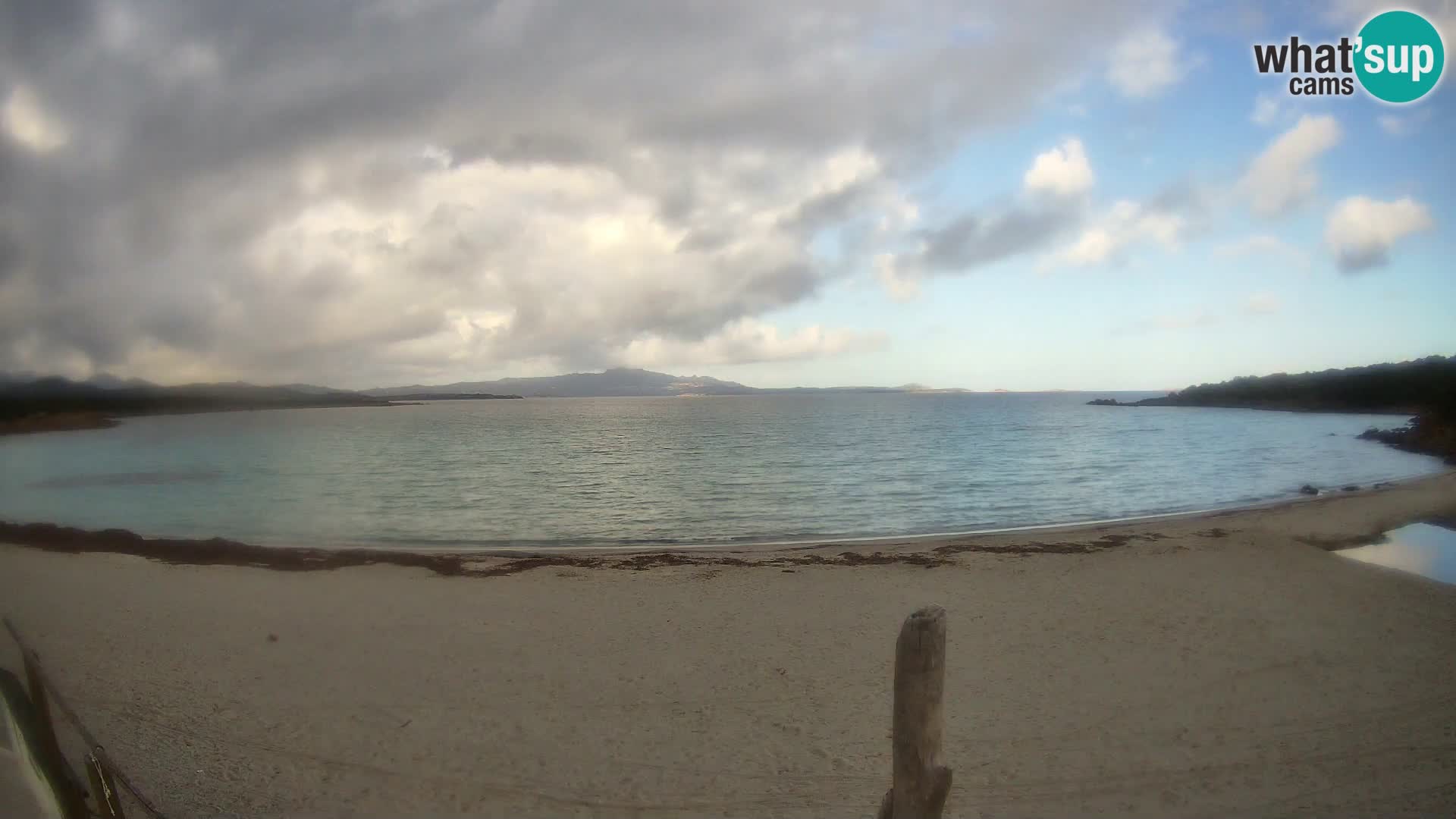 V živo plaža Cala Sabina – spletna kamera Golfo Aranci – Sardinija