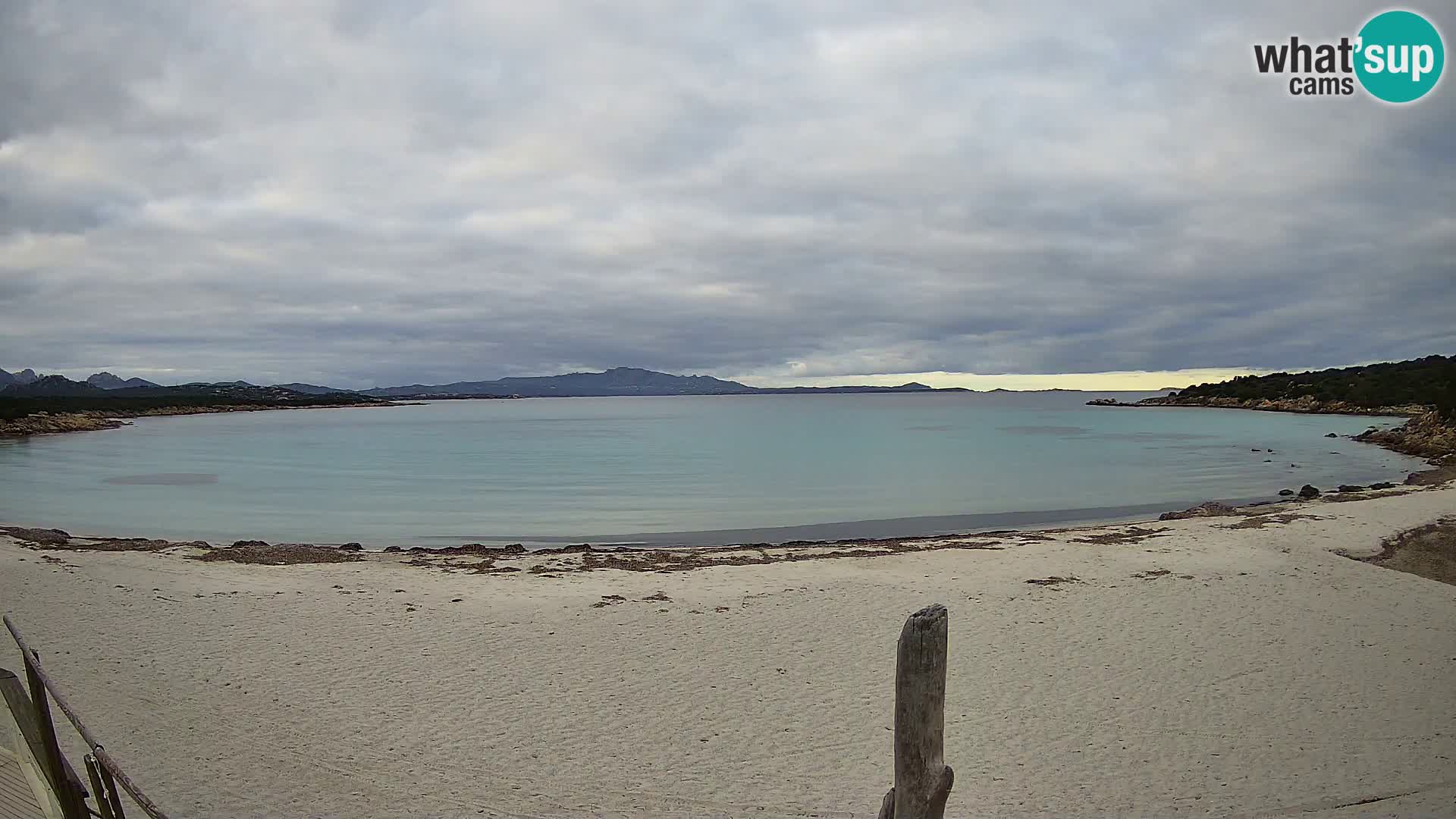 V živo plaža Cala Sabina – spletna kamera Golfo Aranci – Sardinija