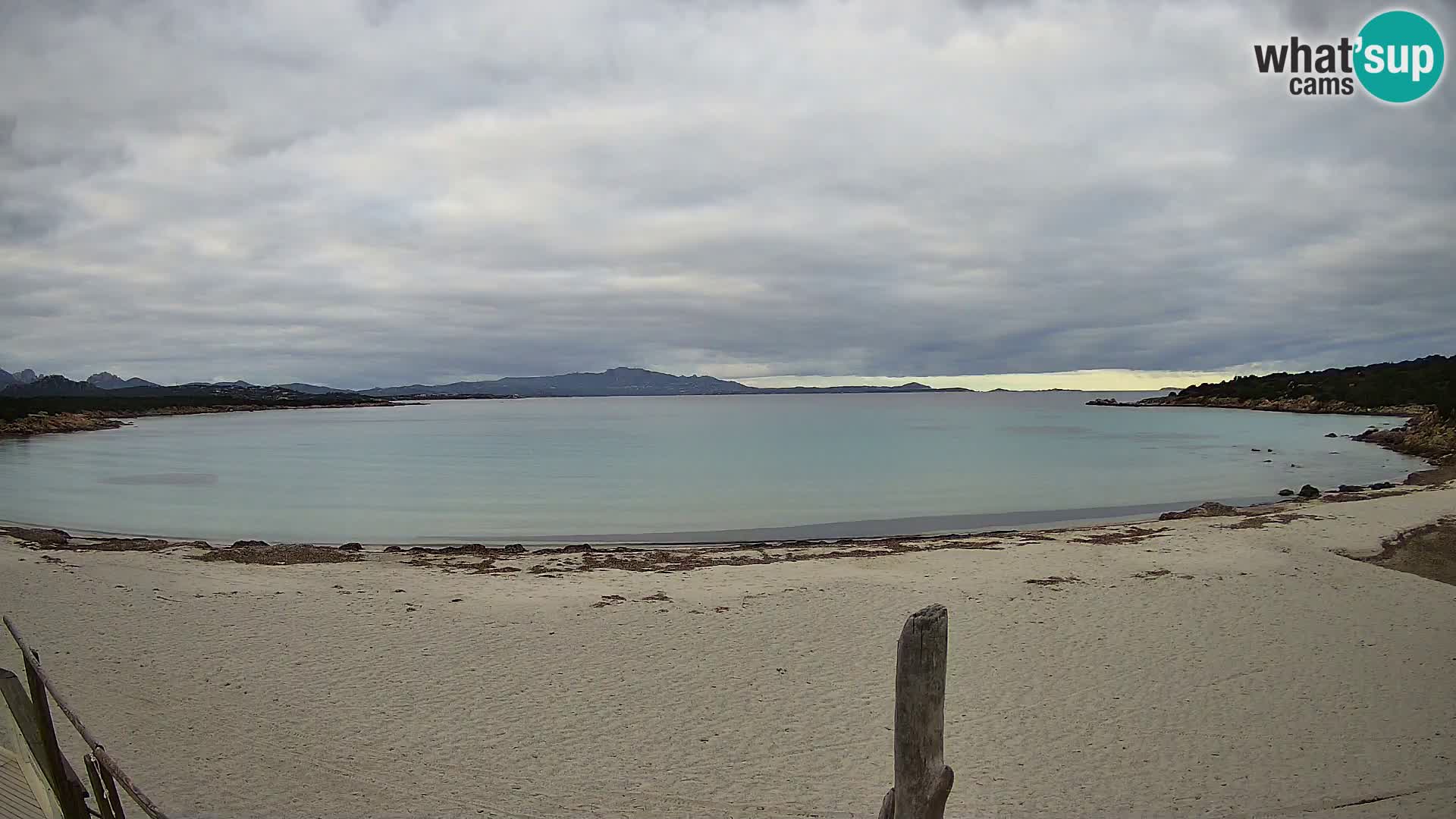 V živo plaža Cala Sabina – spletna kamera Golfo Aranci – Sardinija