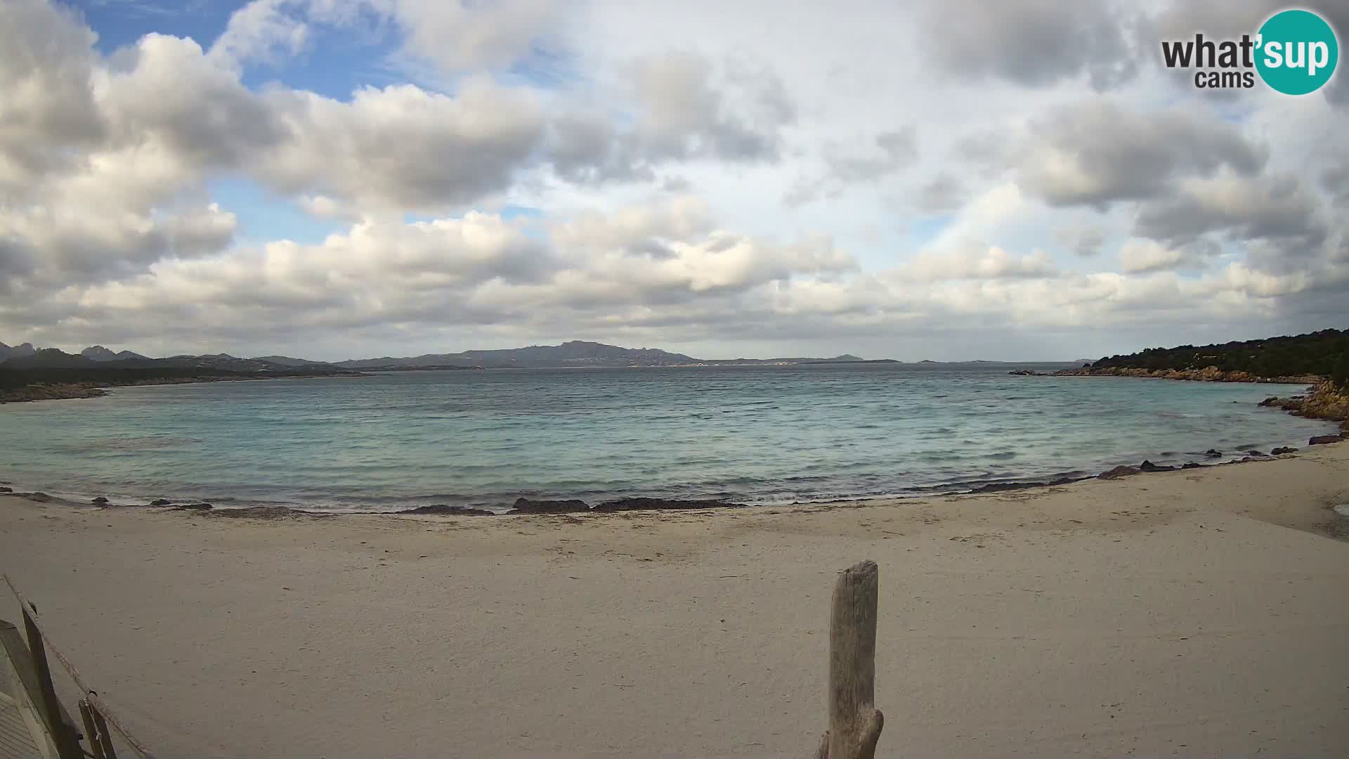 V živo plaža Cala Sabina – spletna kamera Golfo Aranci – Sardinija