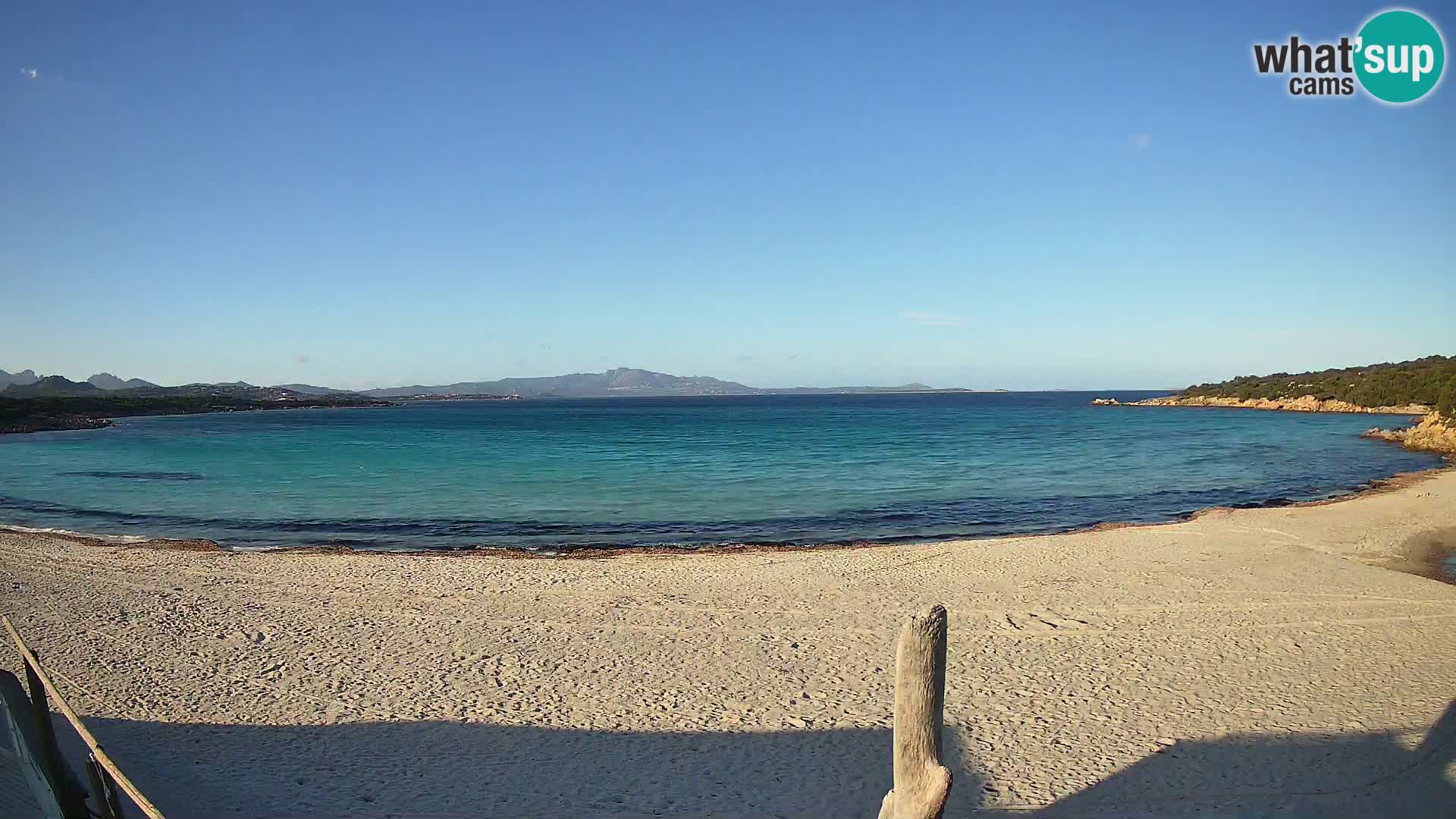 V živo plaža Cala Sabina – spletna kamera Golfo Aranci – Sardinija