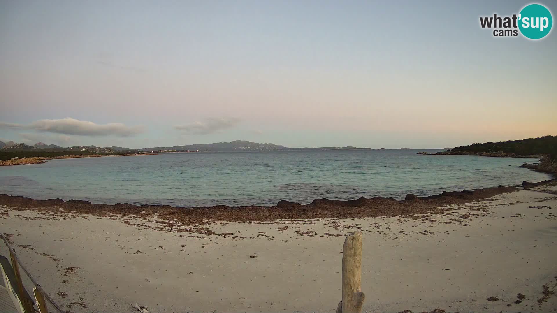 V živo plaža Cala Sabina – spletna kamera Golfo Aranci – Sardinija