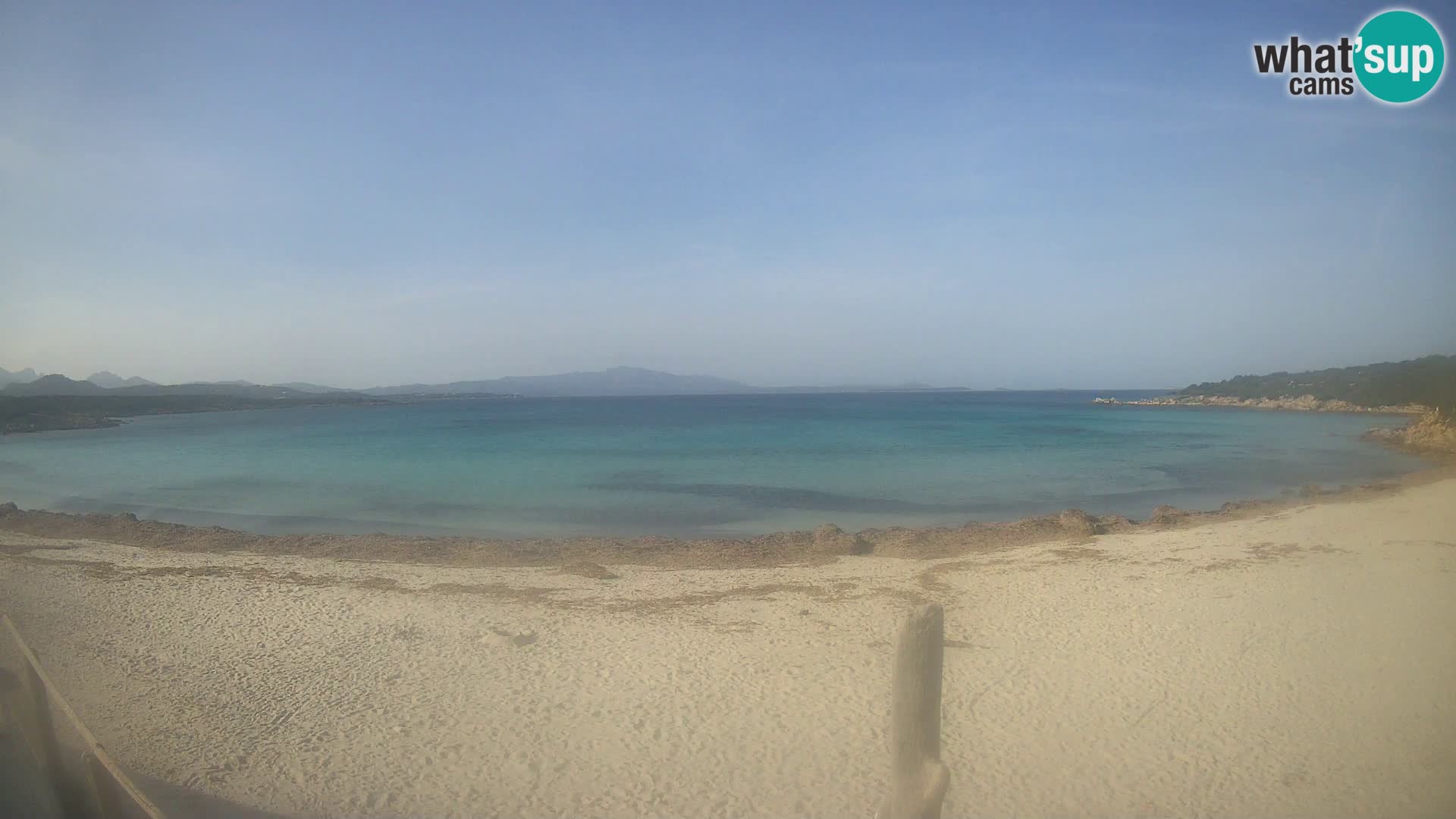 V živo plaža Cala Sabina – spletna kamera Golfo Aranci – Sardinija