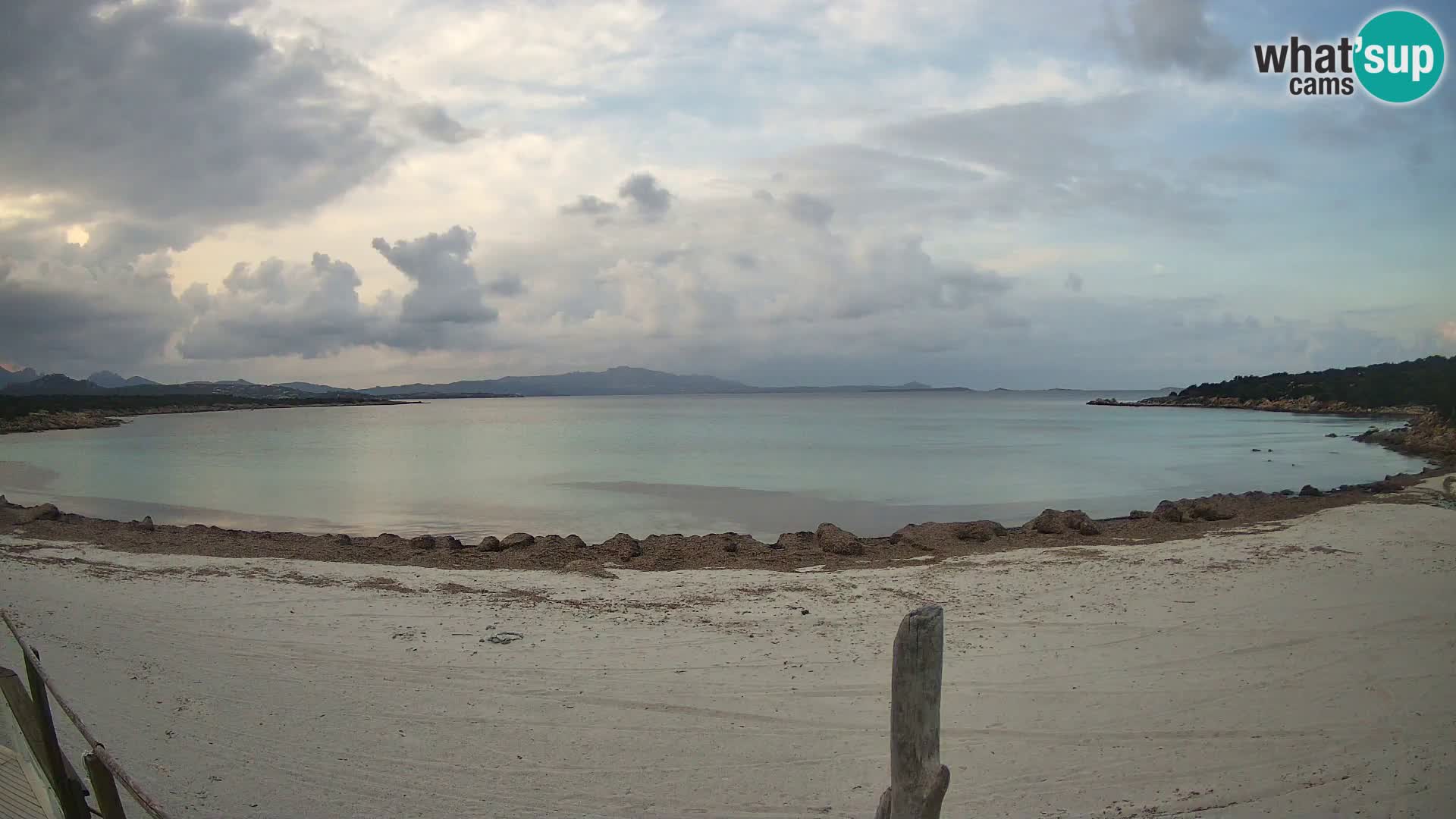 V živo plaža Cala Sabina – spletna kamera Golfo Aranci – Sardinija