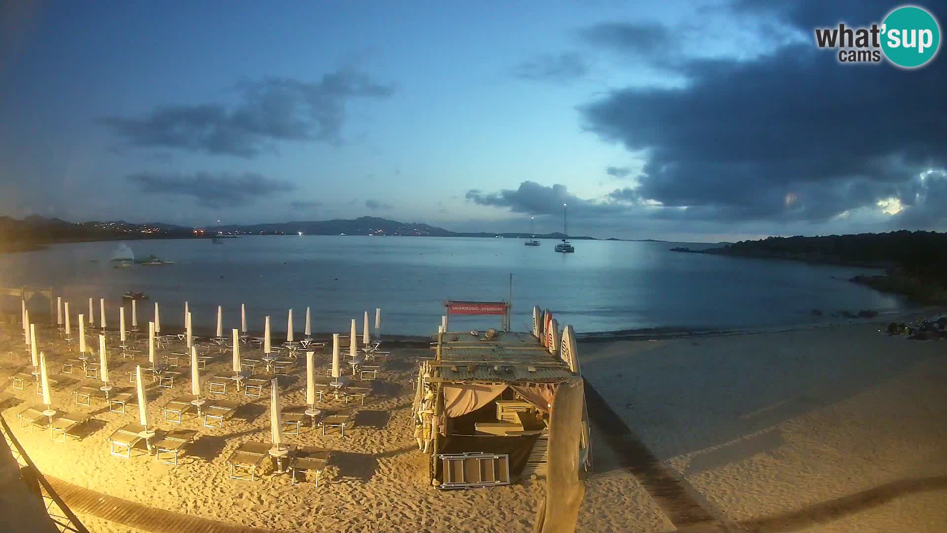 V živo plaža Cala Sabina – spletna kamera Golfo Aranci – Sardinija